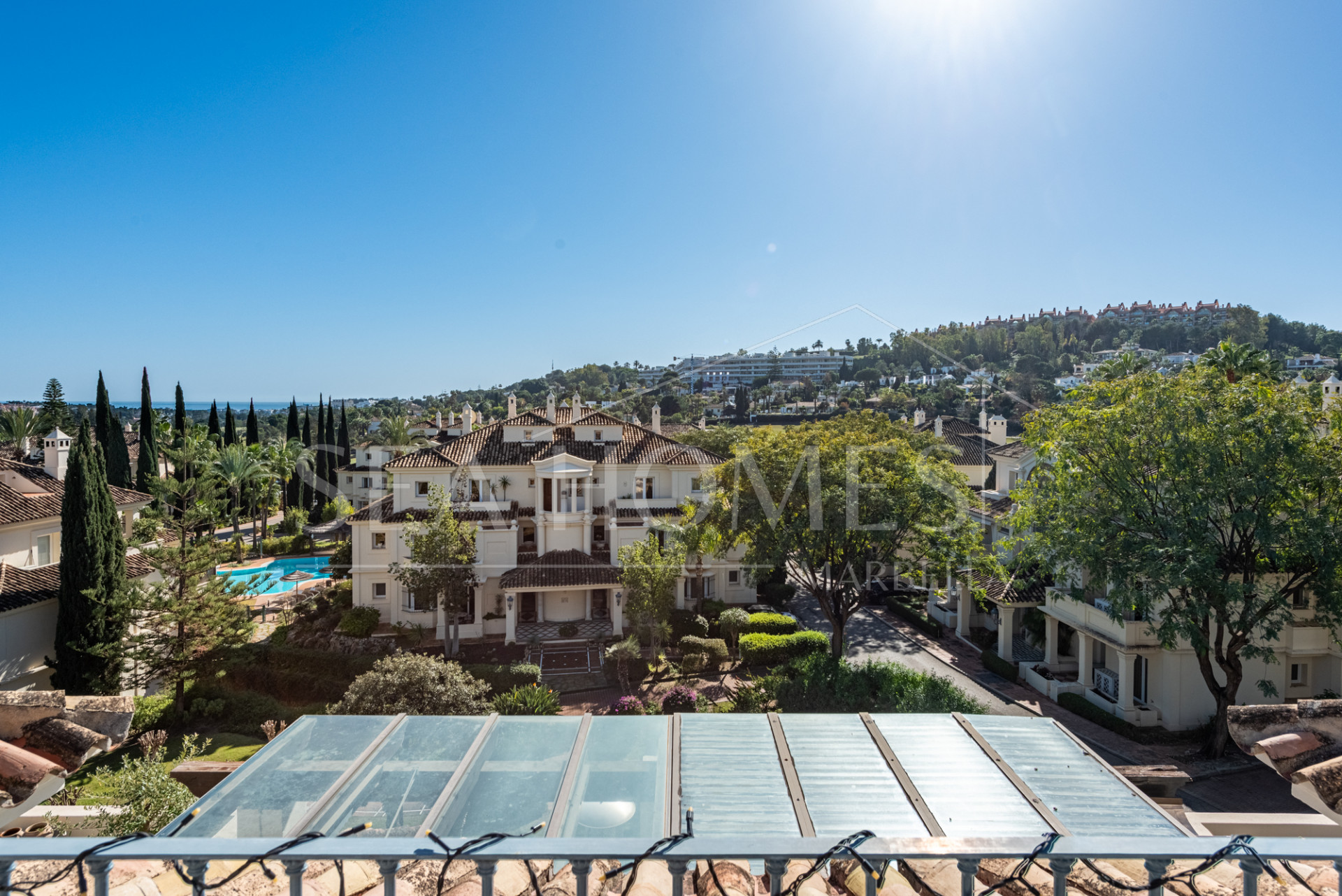 Luxury Penthouse in Las Alamandas, Nueva Andalucía – The Perfect Blend of Elegance and Convenience