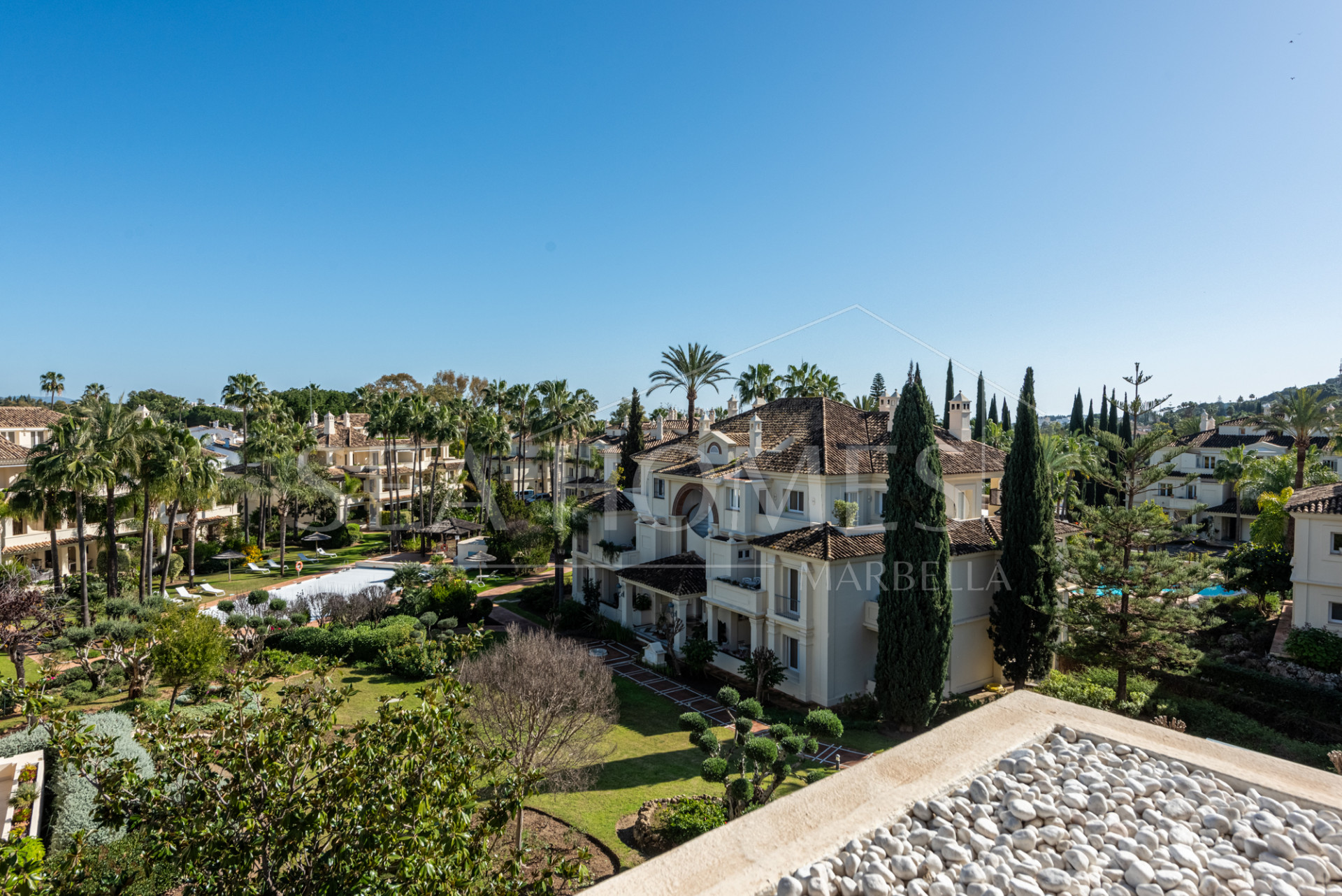 Luxury Penthouse in Las Alamandas, Nueva Andalucía – The Perfect Blend of Elegance and Convenience
