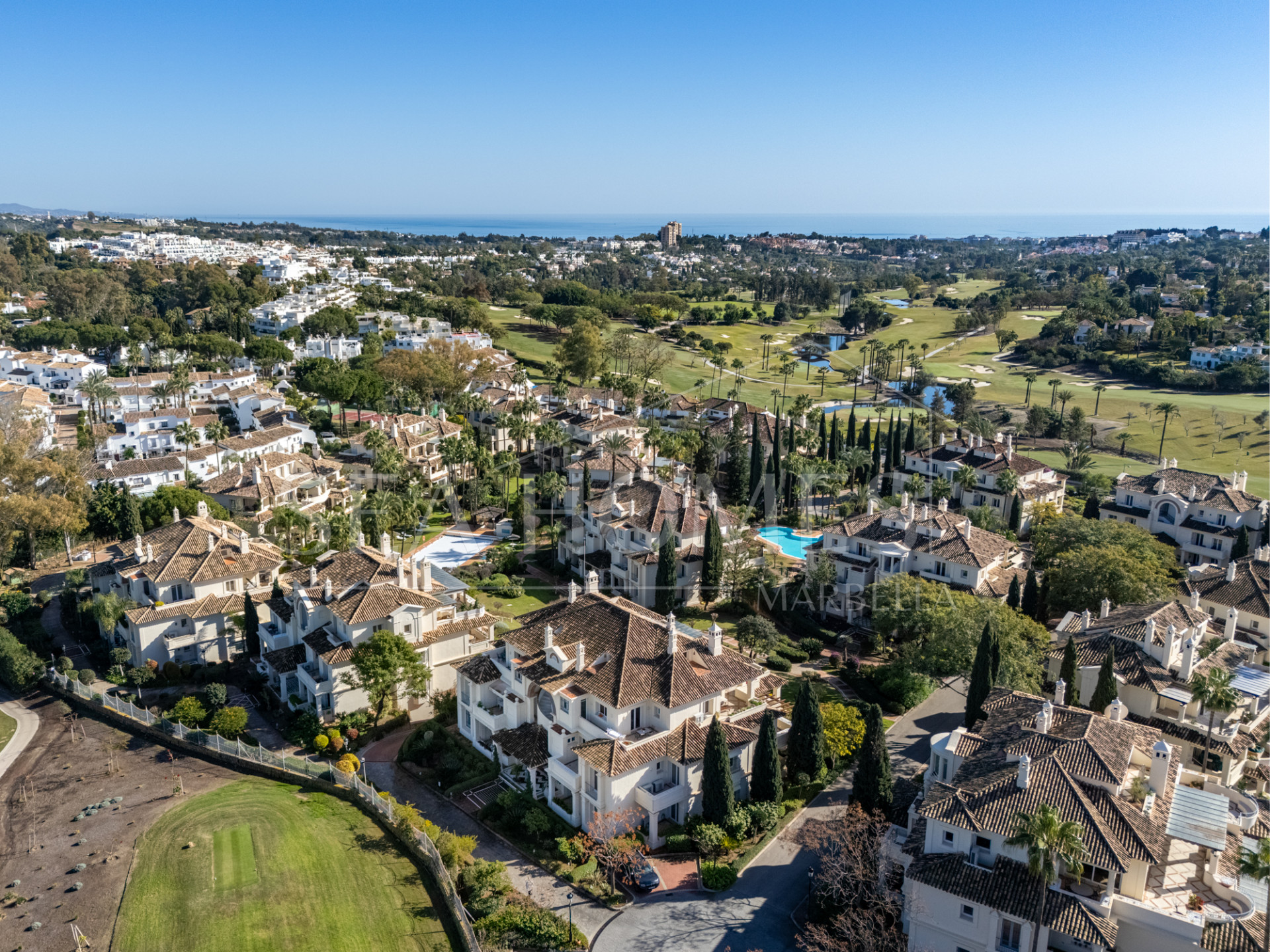 Luxury Penthouse in Las Alamandas, Nueva Andalucía – The Perfect Blend of Elegance and Convenience