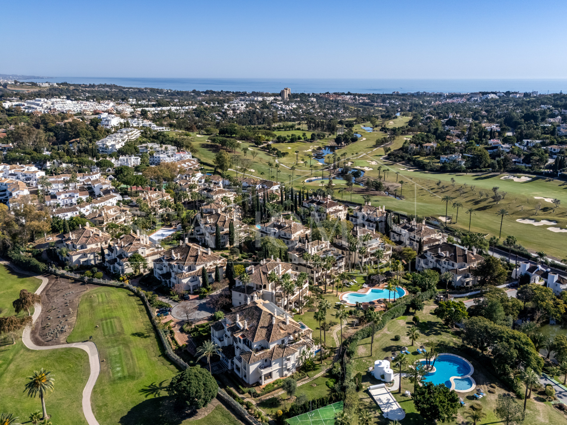 Luxury Penthouse in Las Alamandas, Nueva Andalucía – The Perfect Blend of Elegance and Convenience