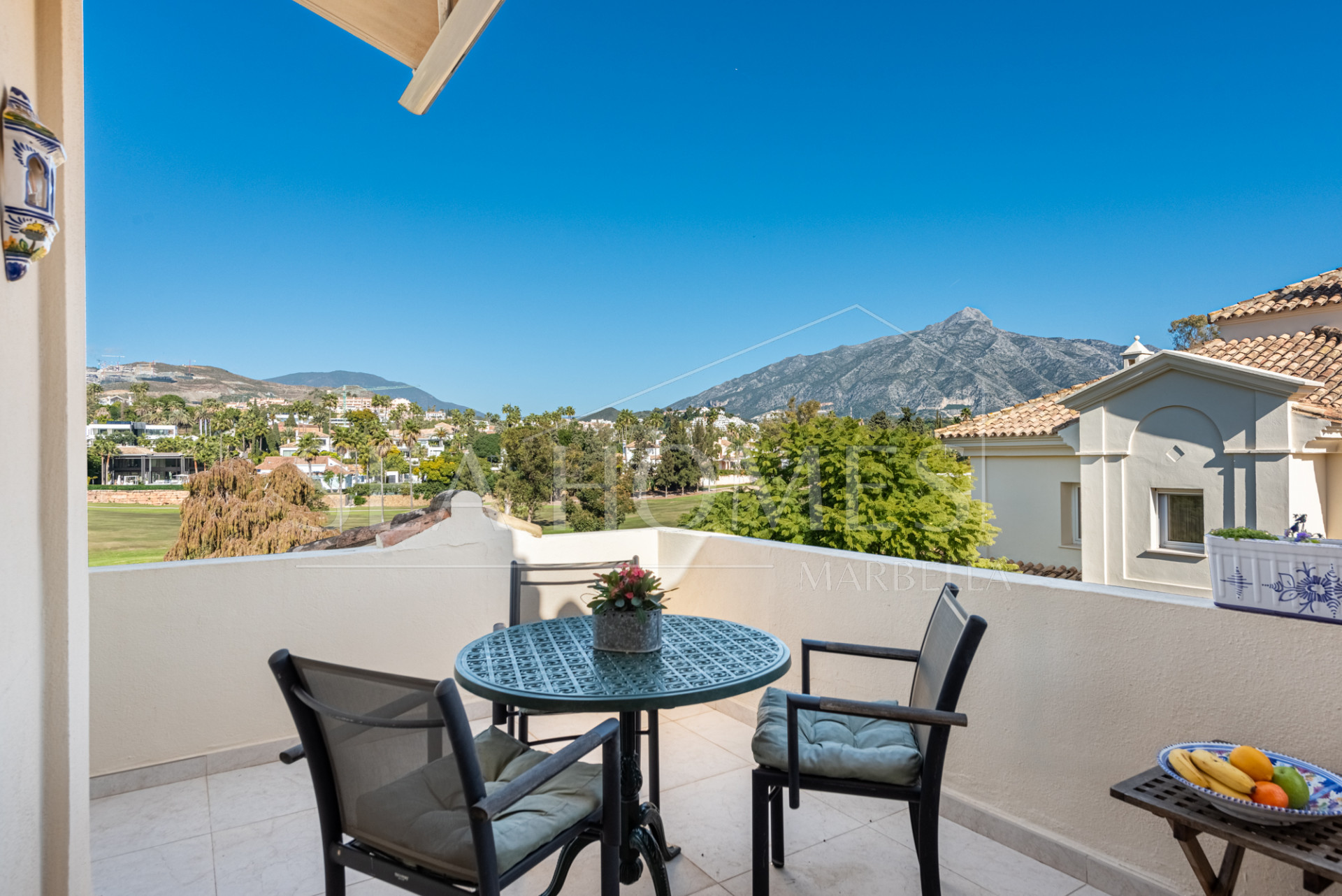 Luxury Penthouse in Las Alamandas, Nueva Andalucía – The Perfect Blend of Elegance and Convenience