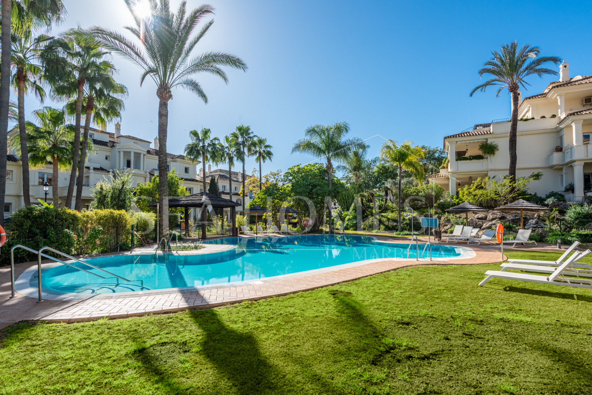Luxury Penthouse in Las Alamandas, Nueva Andalucía – The Perfect Blend of Elegance and Convenience