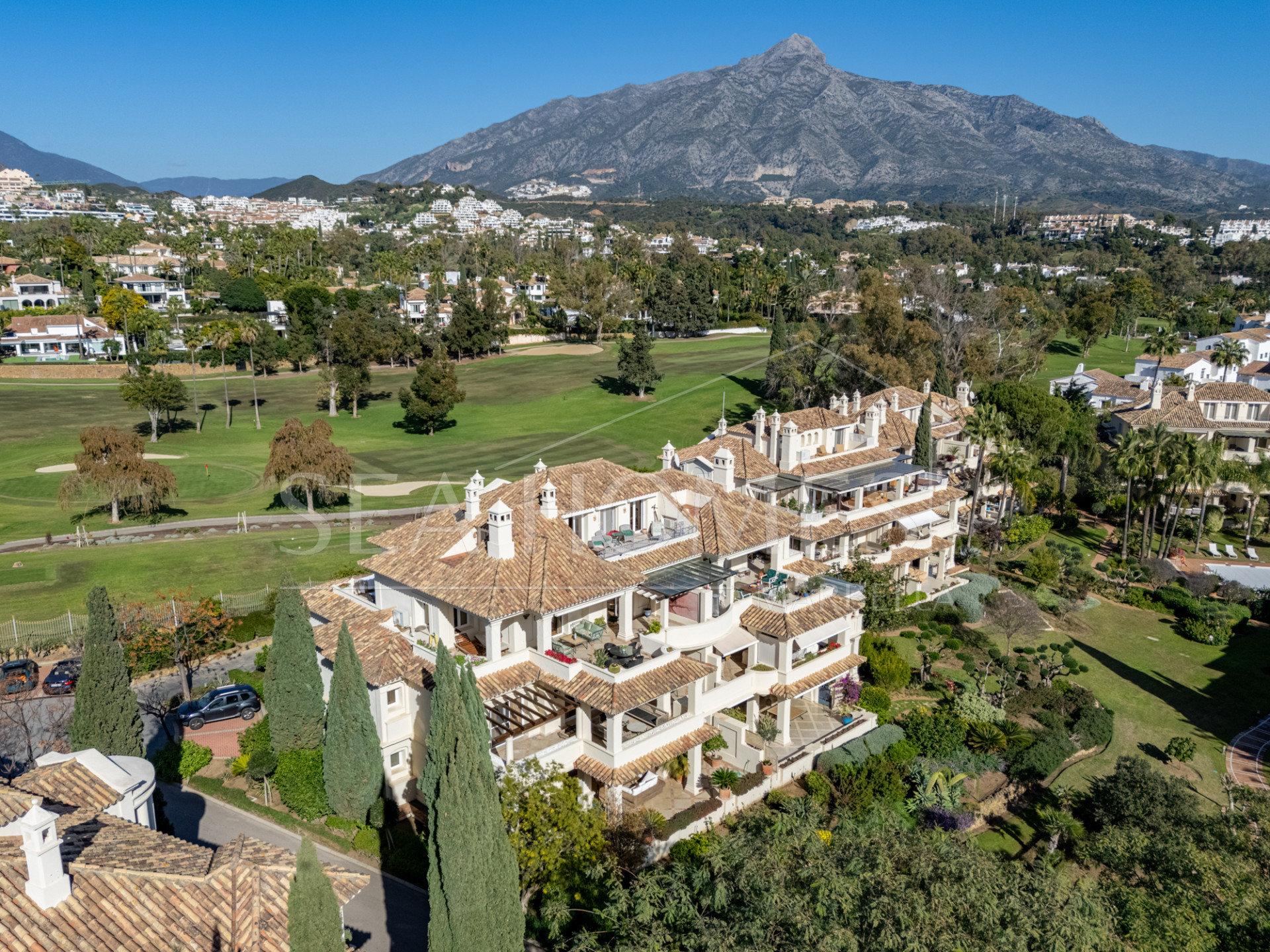 Luxury Penthouse in Las Alamandas, Nueva Andalucía – The Perfect Blend of Elegance and Convenience