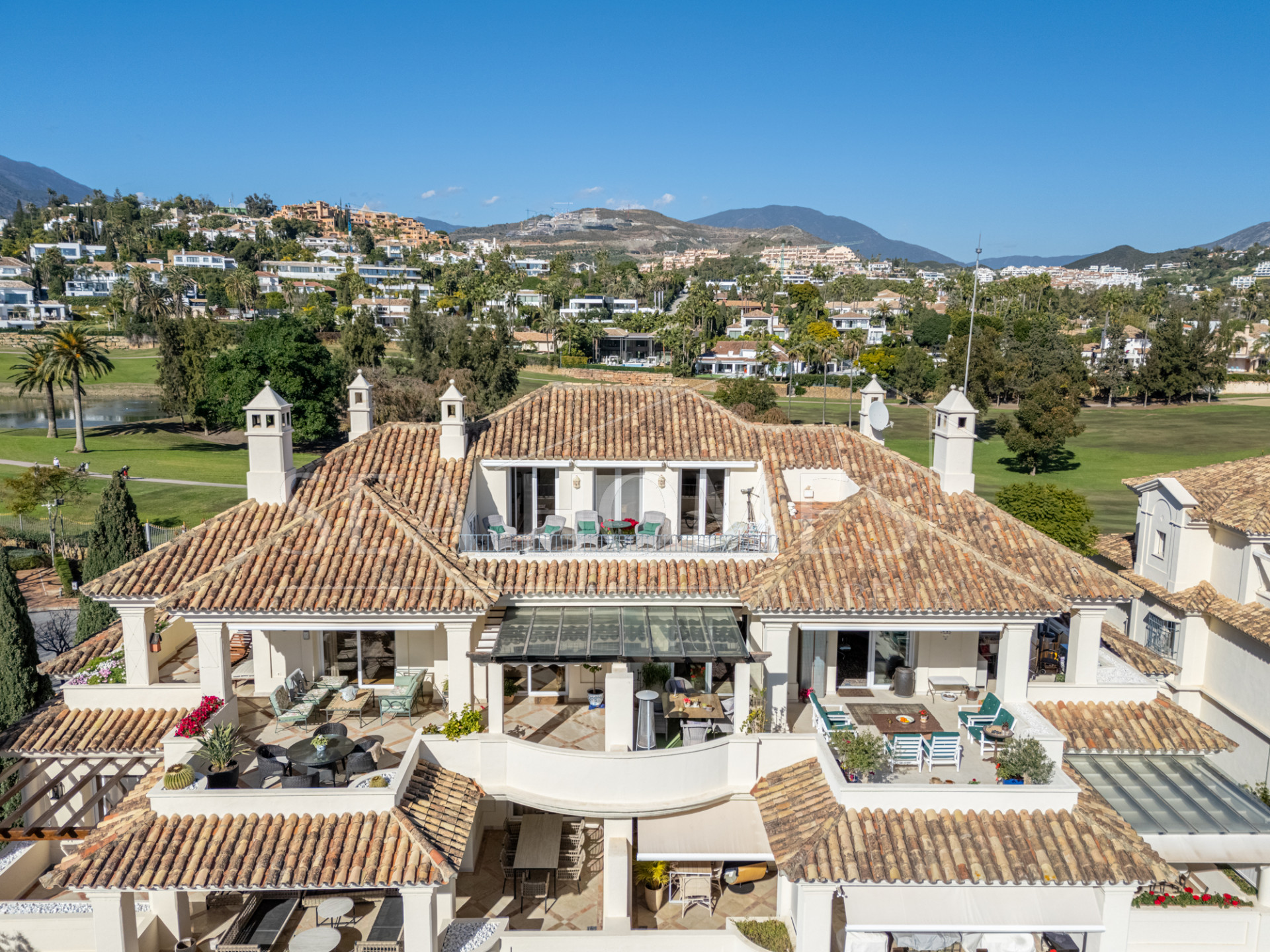 Luxury Penthouse in Las Alamandas, Nueva Andalucía – The Perfect Blend of Elegance and Convenience
