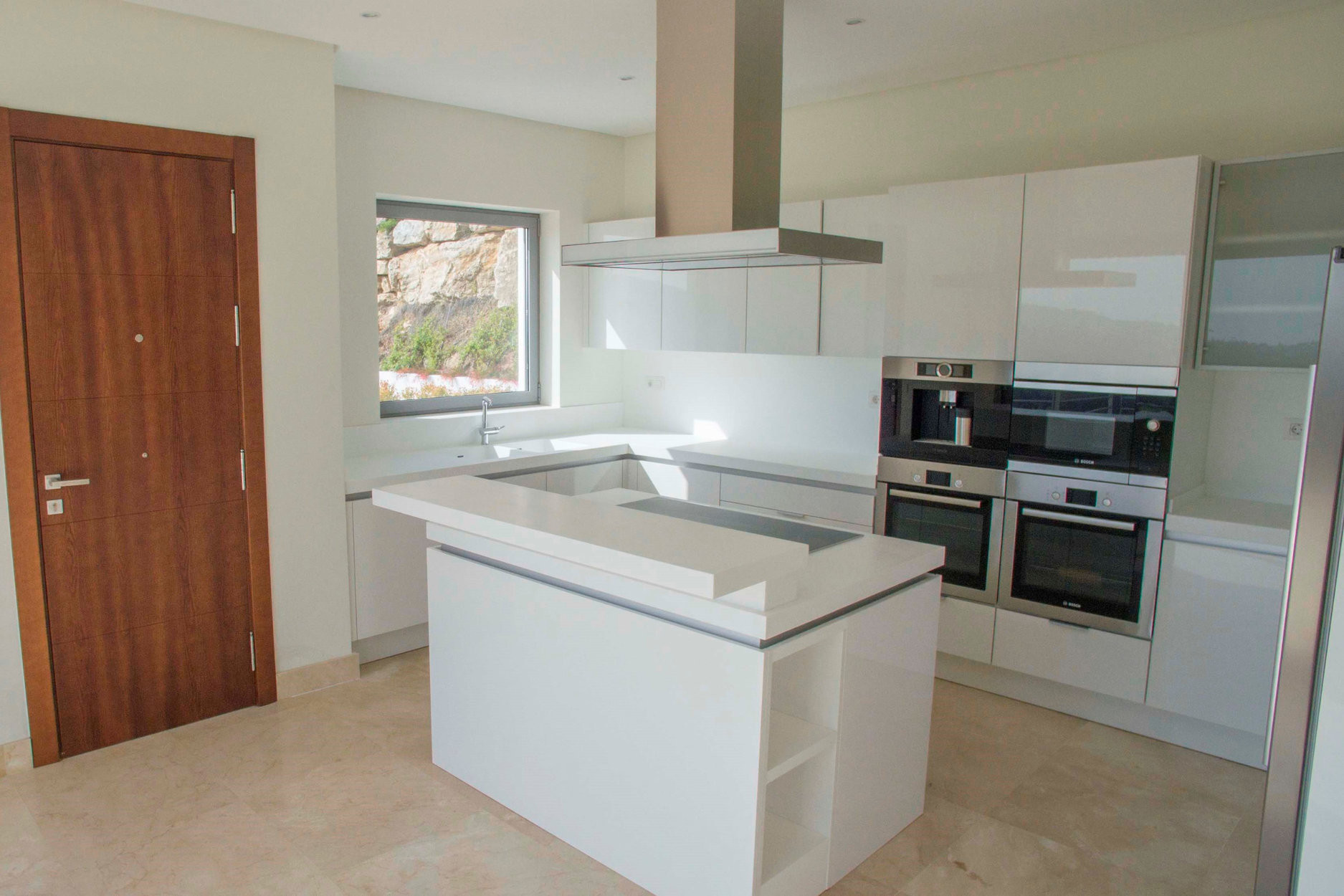 Contemporary four bedroom, south facing villa in Puerto del Capitan