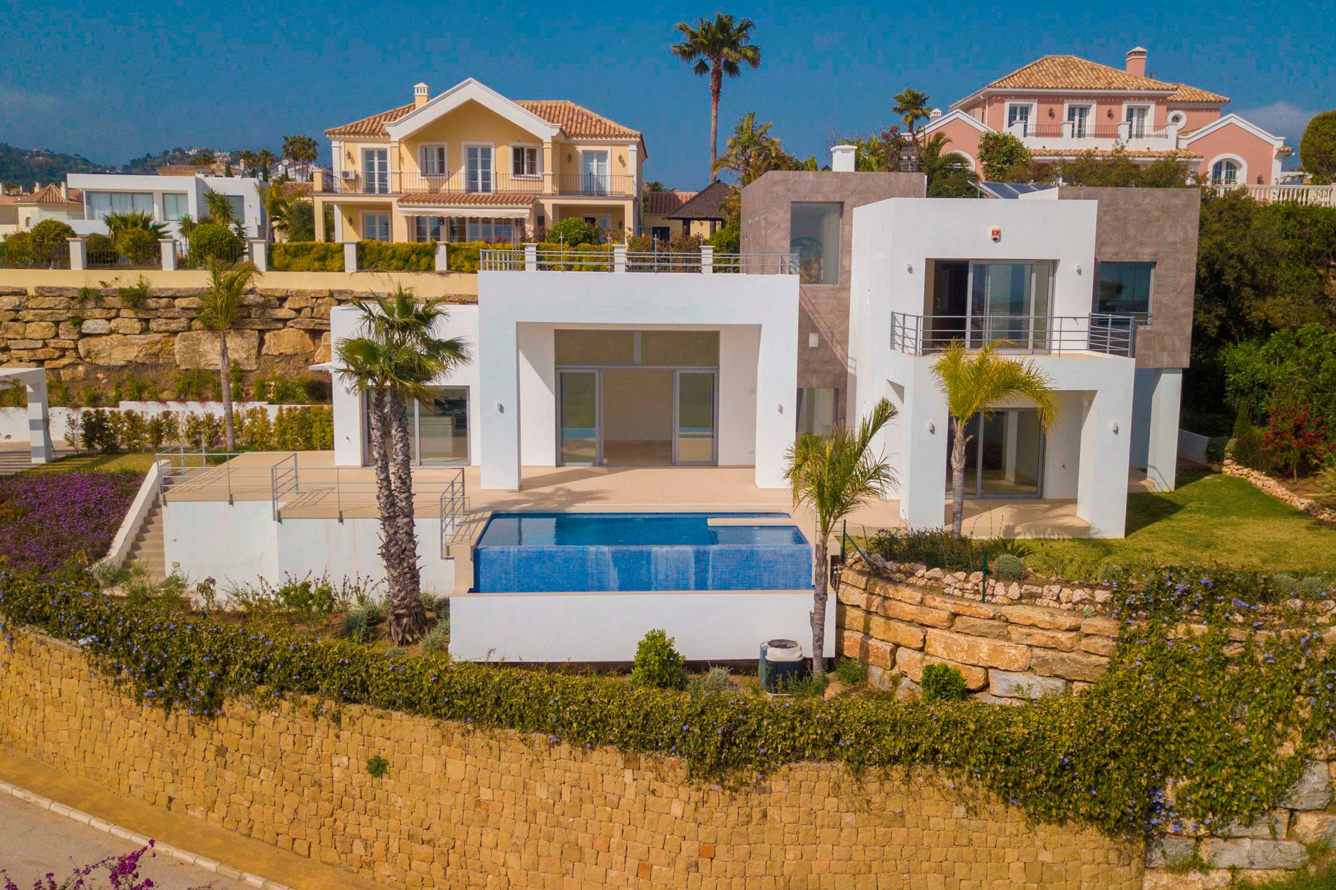 Contemporary four bedroom, south facing villa in Puerto del Capitan