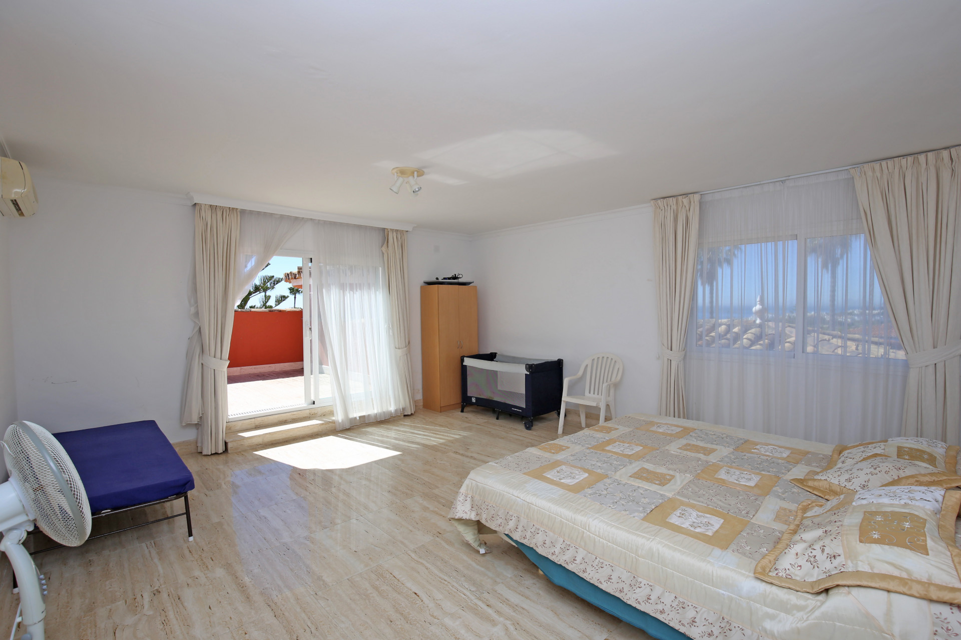 Lovely six bedroom south-facing villa in Estepona