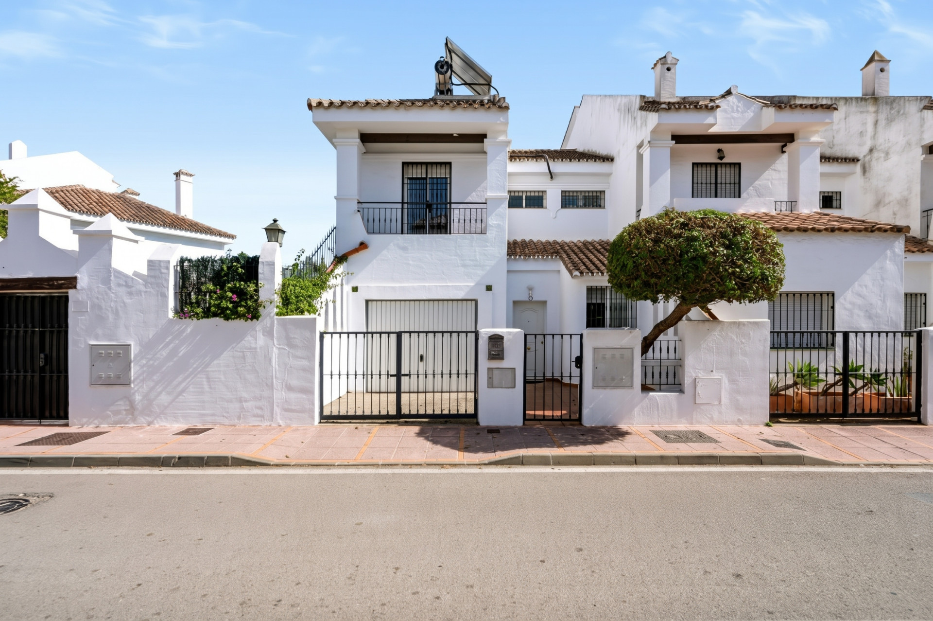 Bright and spacious, three bedroom end townhouse  located in the sought-after community of Los Naranjos de Marbella, in Nueva Andalucía — photo 10