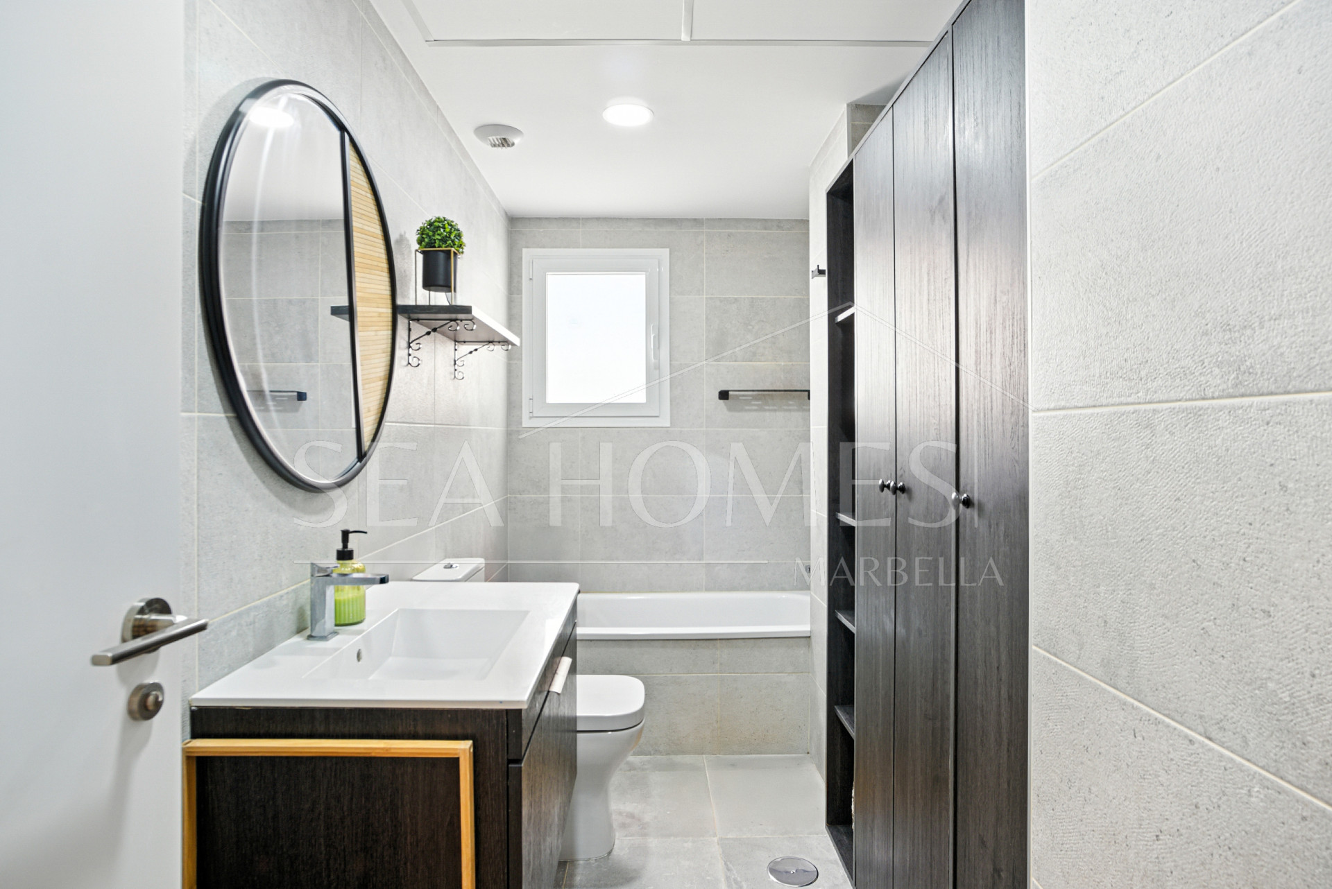 Beautiful south facing, three bed apartment located in the gated community of Estepona Gardens