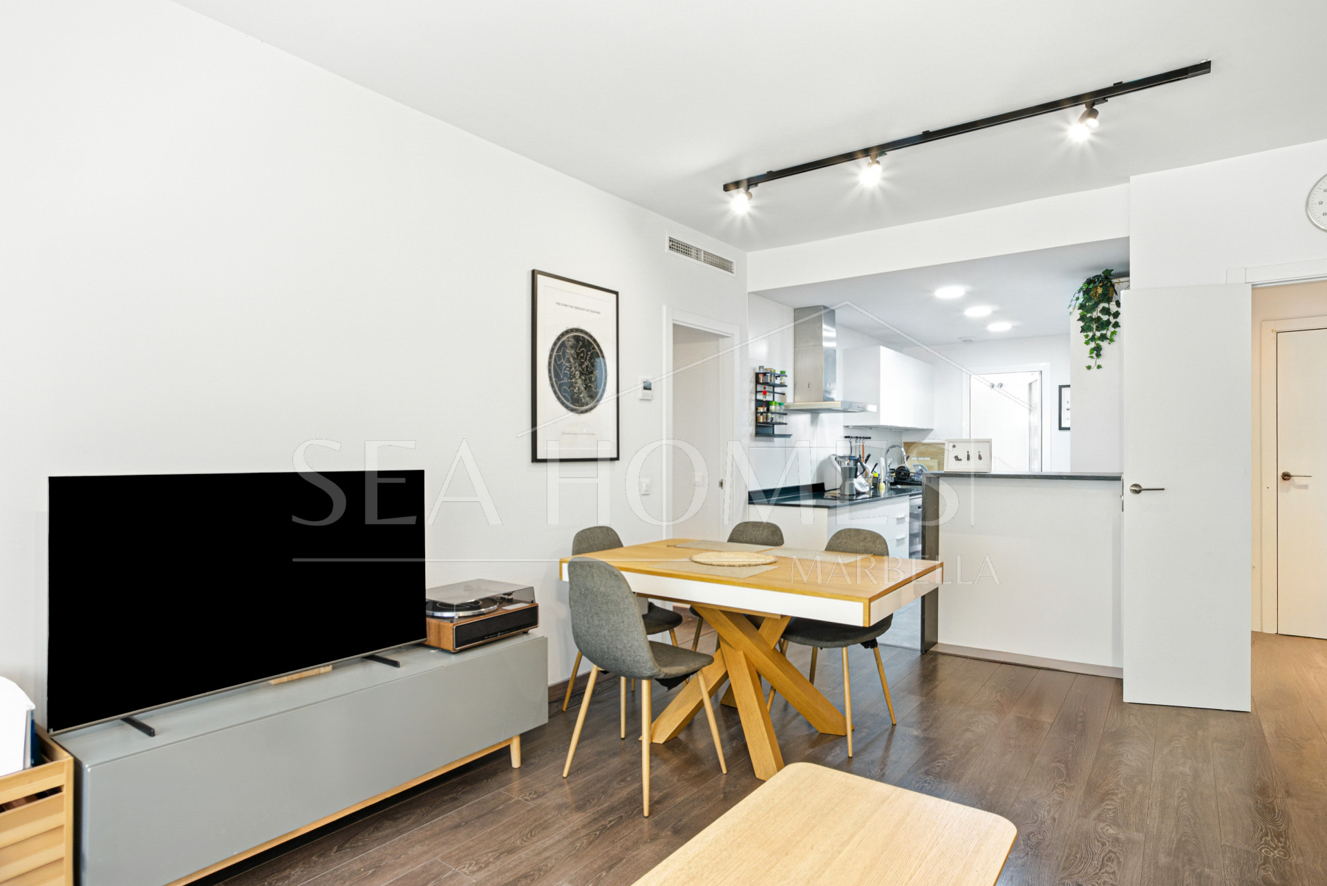 Beautiful south facing, three bed apartment located in the gated community of Estepona Gardens