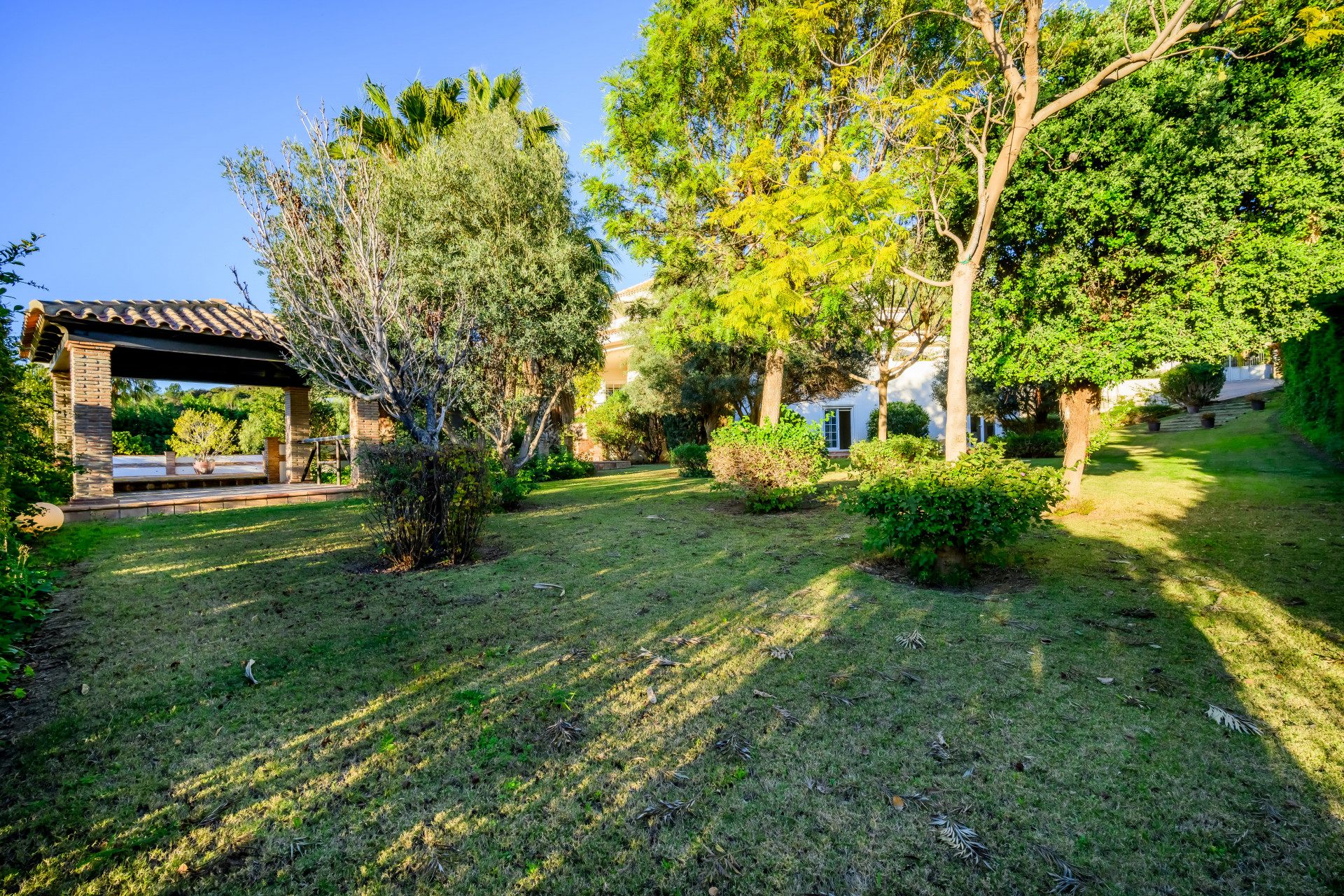 Lujosa villa mediterránea de seis dormitorios, orientada al sureste, con vistas al mar, al golf y a la montaña en la prestigiosa urbanización cerrada de Vega del Colorado, Benahavís.