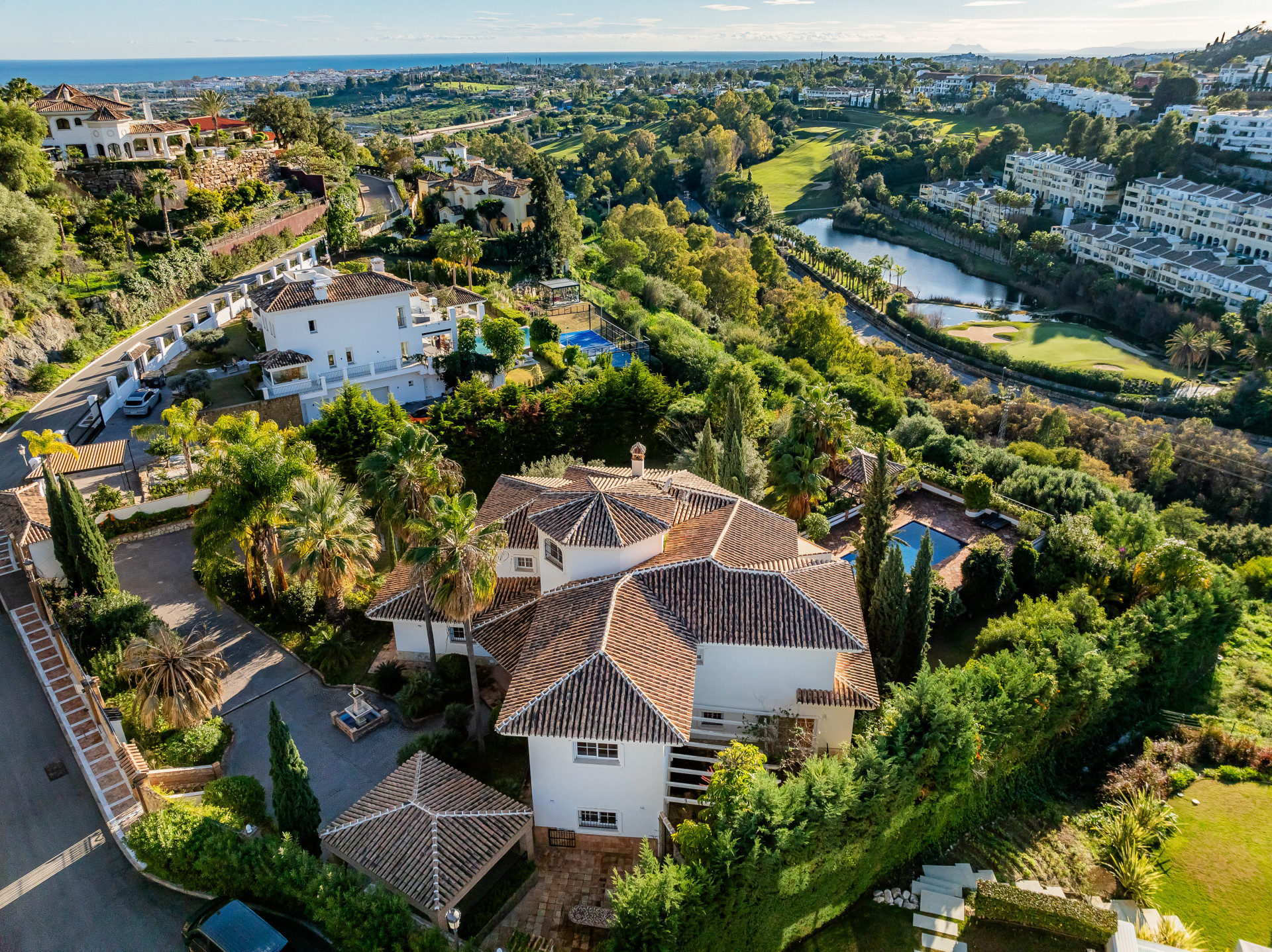 Lujosa villa mediterránea de seis dormitorios, orientada al sureste, con vistas al mar, al golf y a la montaña en la prestigiosa urbanización cerrada de Vega del Colorado, Benahavís.