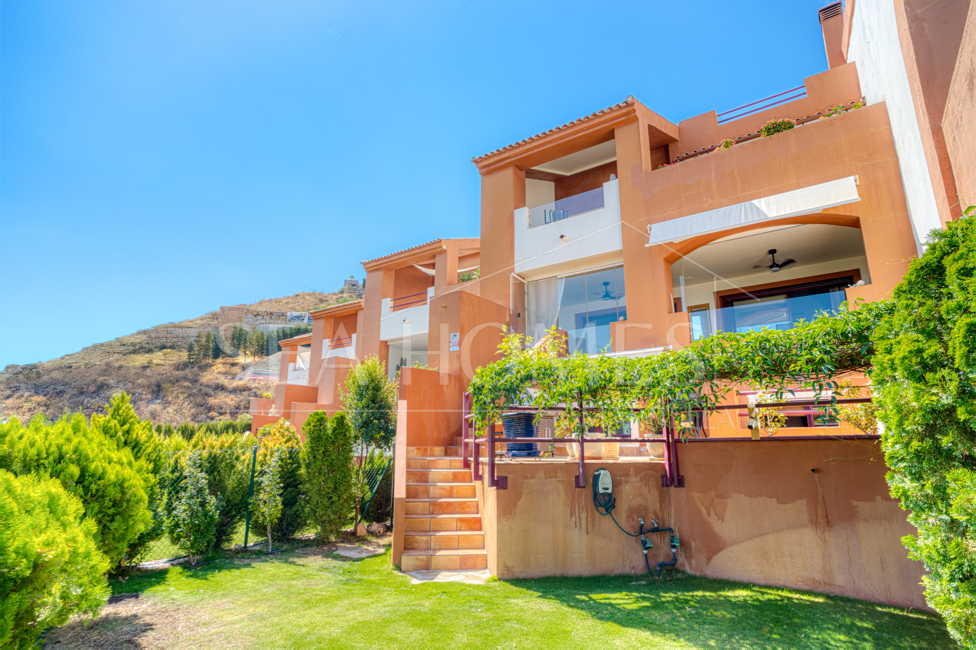 South-Facing Townhouse with Stunning Sea Views in Los Jaralillos, El Paraíso, Benahavís