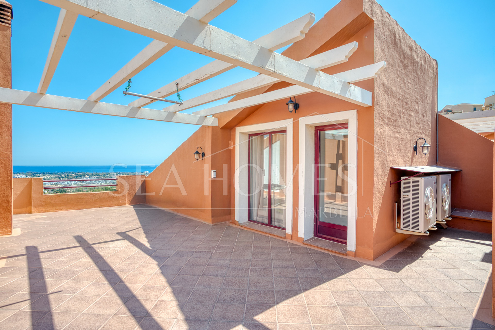 South-Facing Townhouse with Stunning Sea Views in Los Jaralillos, El Paraíso, Benahavís