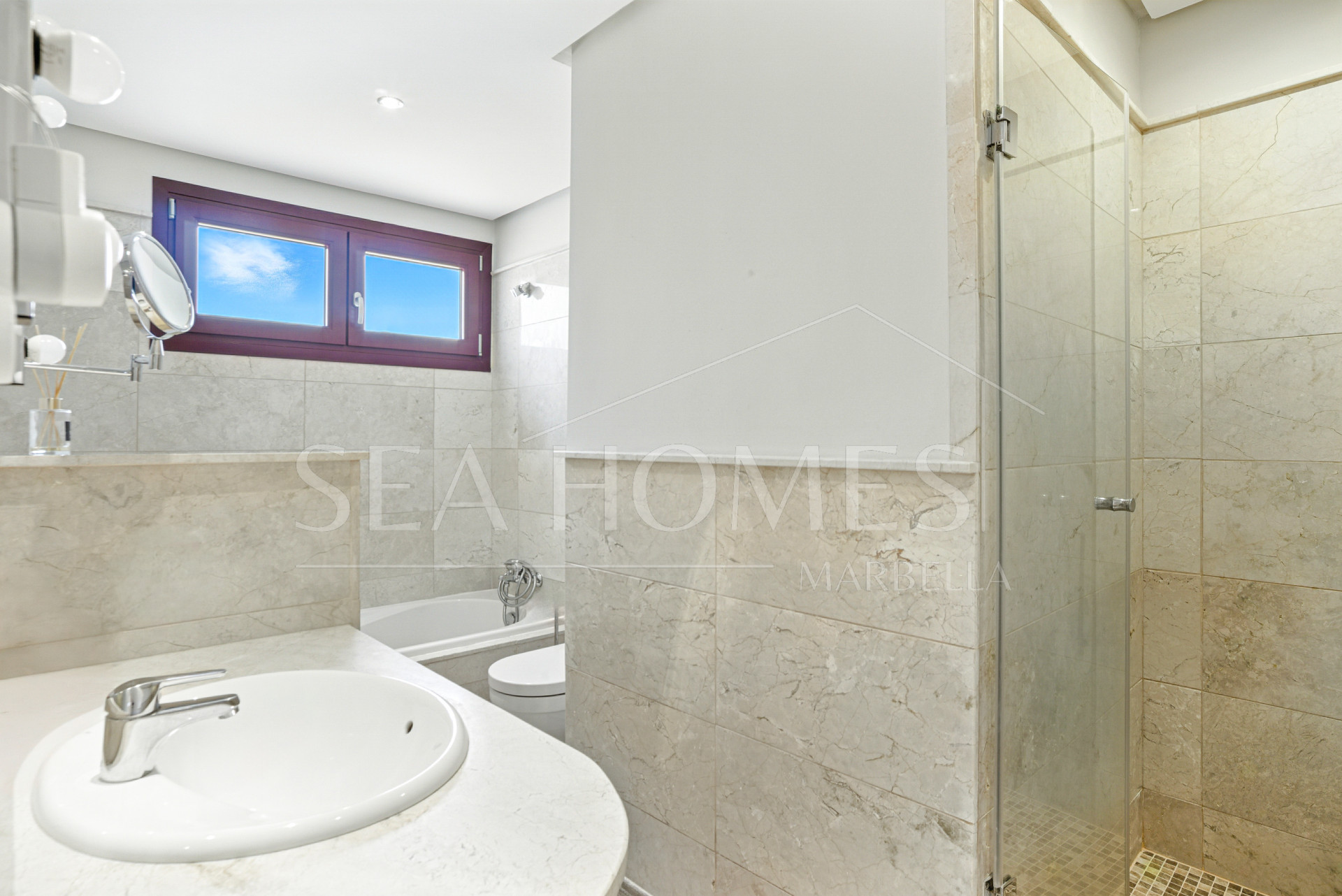 South-Facing Townhouse with Stunning Sea Views in Los Jaralillos, El Paraíso, Benahavís