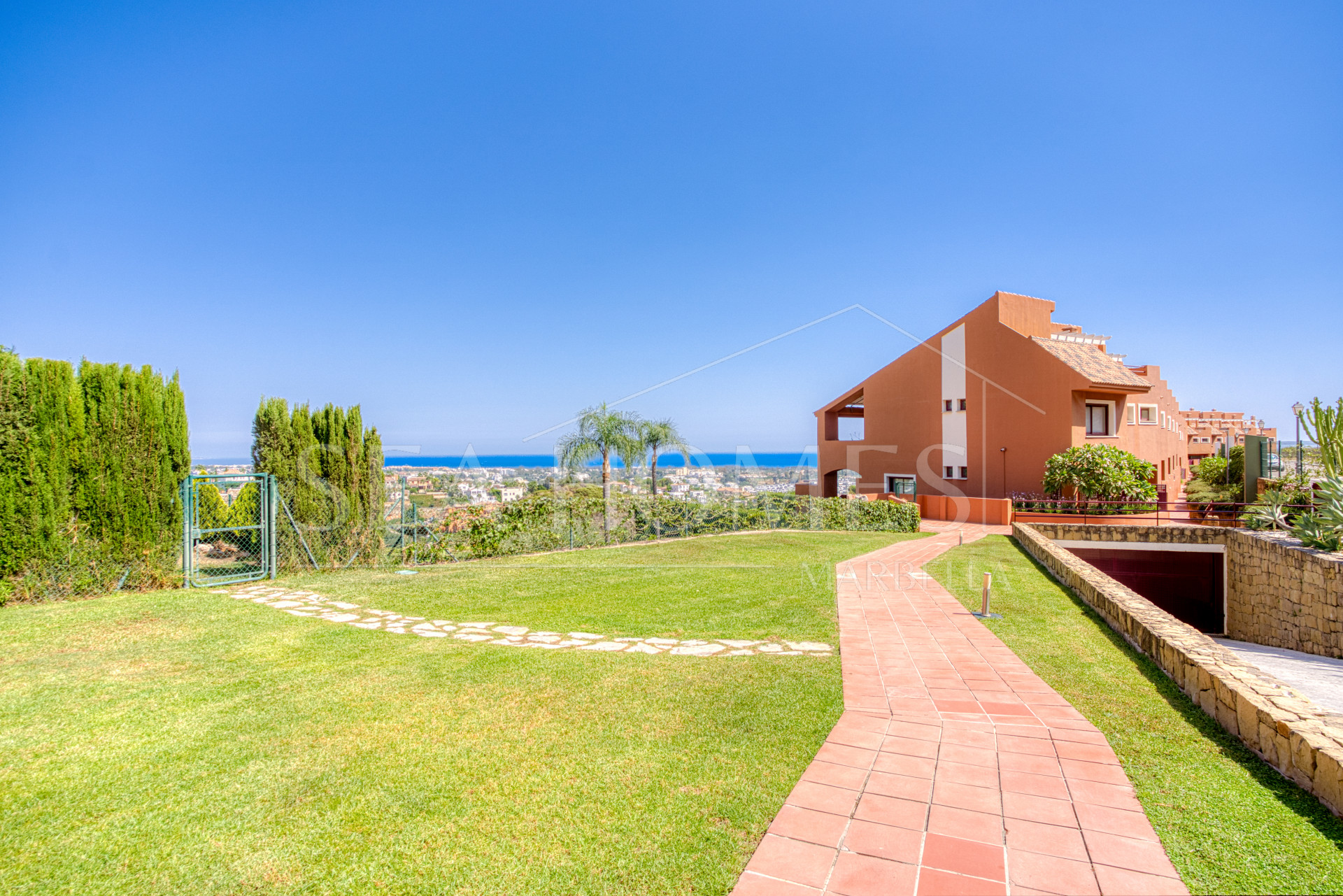 South-Facing Townhouse with Stunning Sea Views in Los Jaralillos, El Paraíso, Benahavís