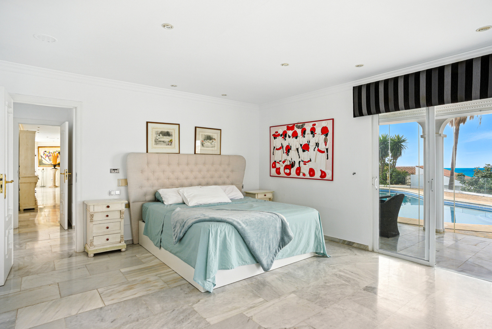 Espectacular villa de cinco dormitorios en El Chaparral, Mijas Costa con vistas panorámicas al mar