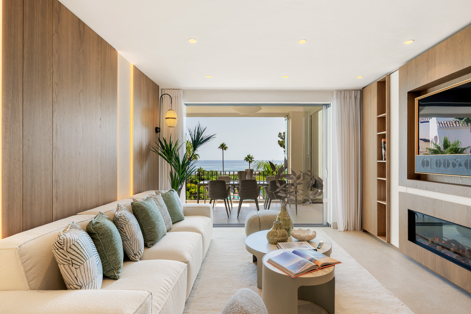 Schöne renovierte, Südlage Dreizimmerwohnung befindet sich in der angesehenen Wohnanlage Bahia del Velerin, Estepona