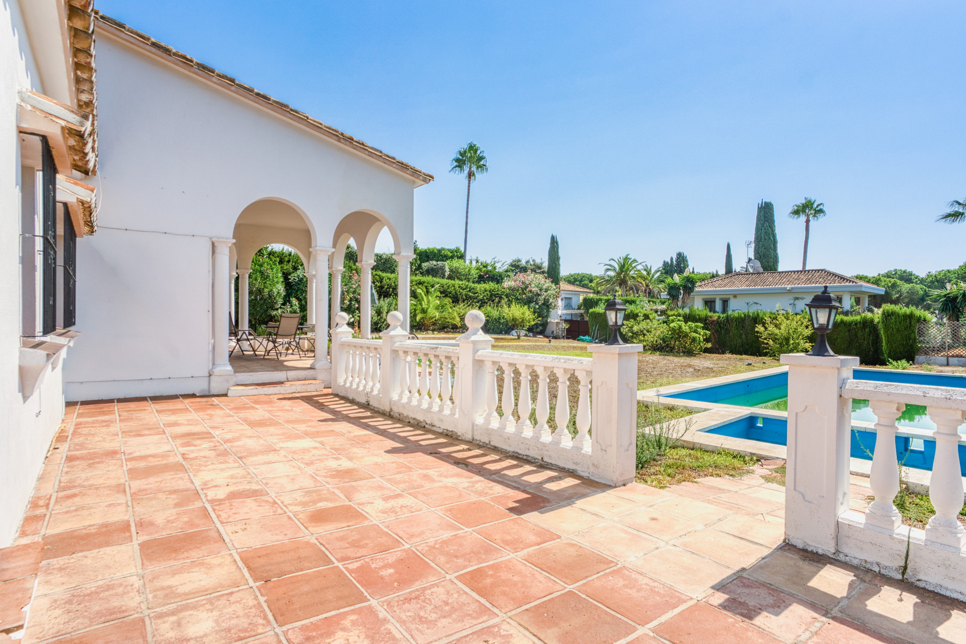 Fantastic opportunity – Four bedroom, south east facing private villa in Hacienda Las Chapas, Marbella