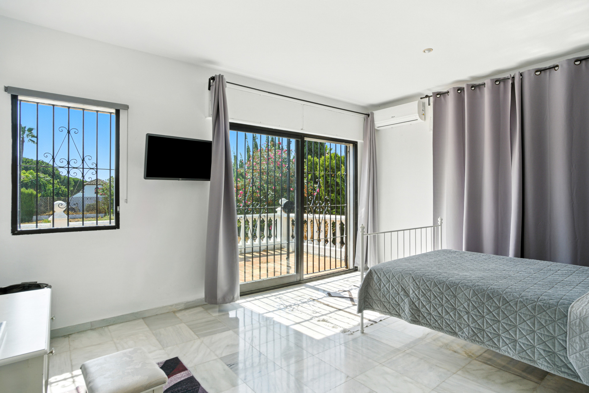 Fantastic opportunity – Four bedroom, south east facing private villa in Hacienda Las Chapas, Marbella