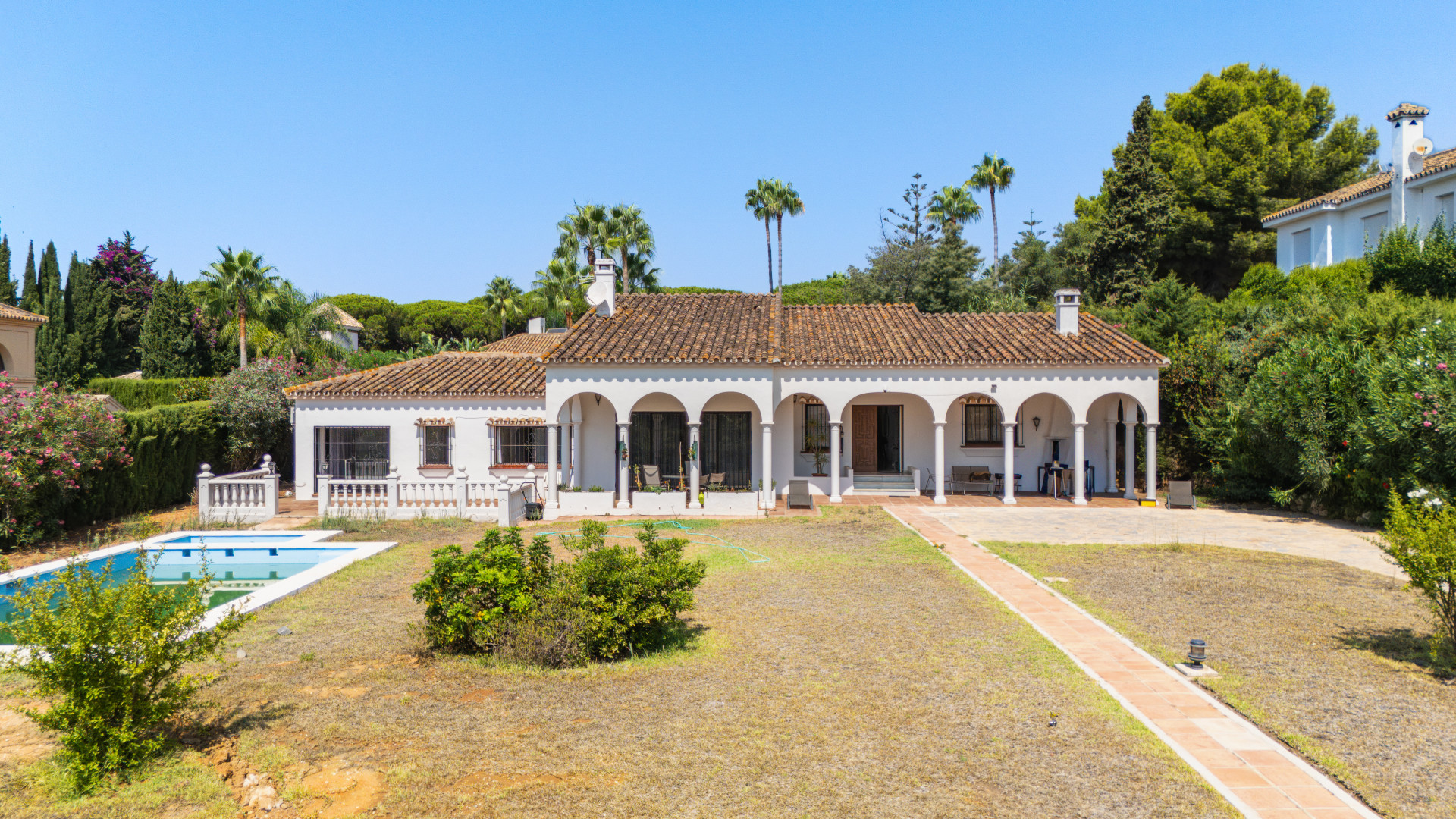 Fantastic opportunity – Four bedroom, south east facing private villa in Hacienda Las Chapas, Marbella
