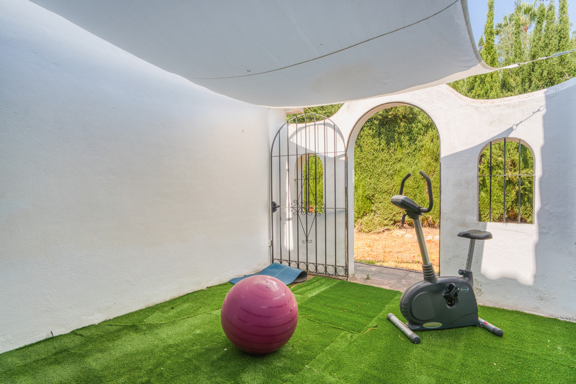 Fantastic opportunity – Four bedroom, south east facing private villa in Hacienda Las Chapas, Marbella