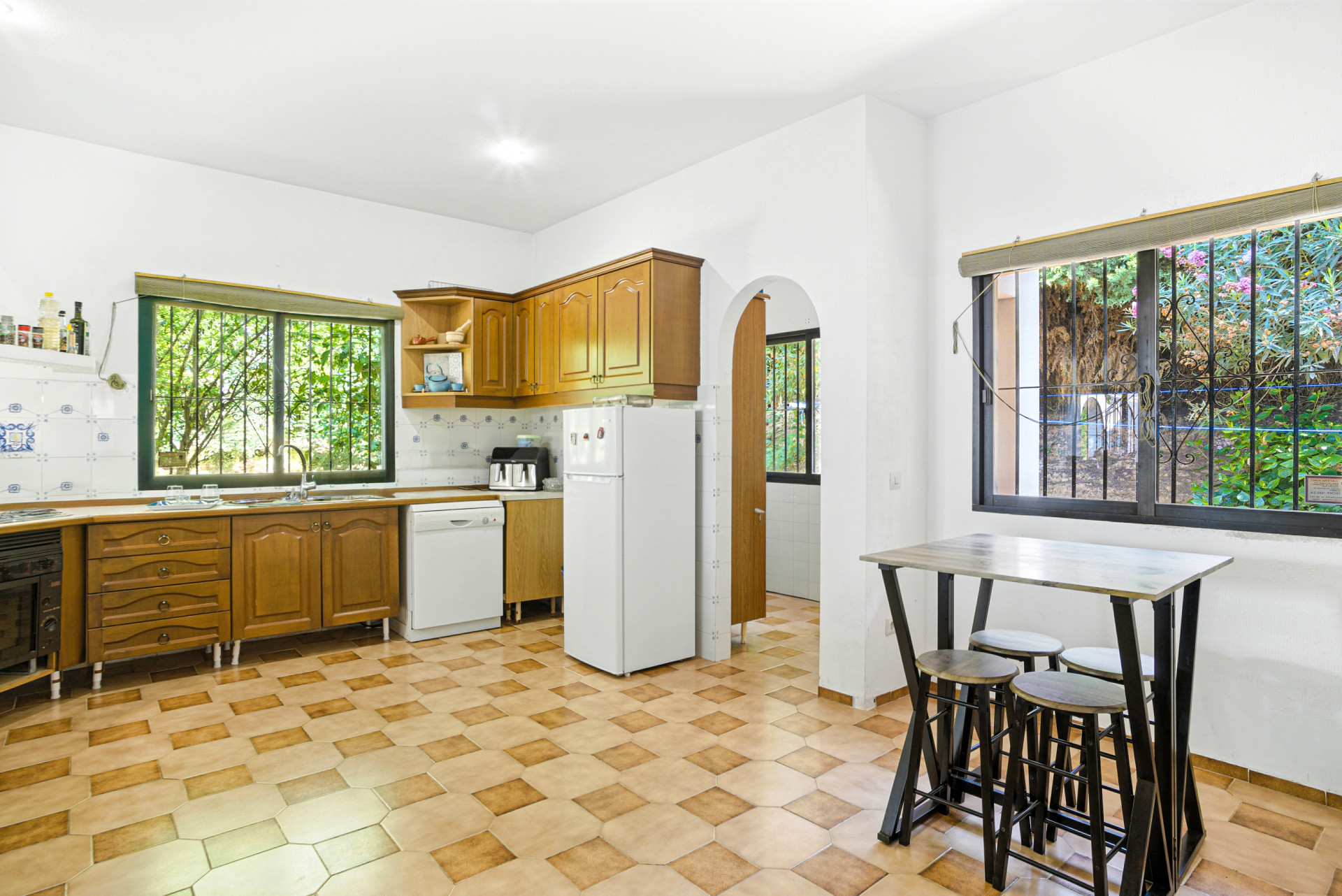 Fantastic opportunity – Four bedroom, south east facing private villa in Hacienda Las Chapas, Marbella