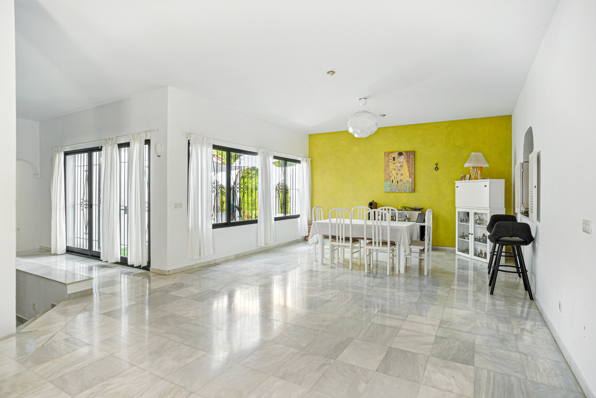 Fantastic opportunity – Four bedroom, south east facing private villa in Hacienda Las Chapas, Marbella