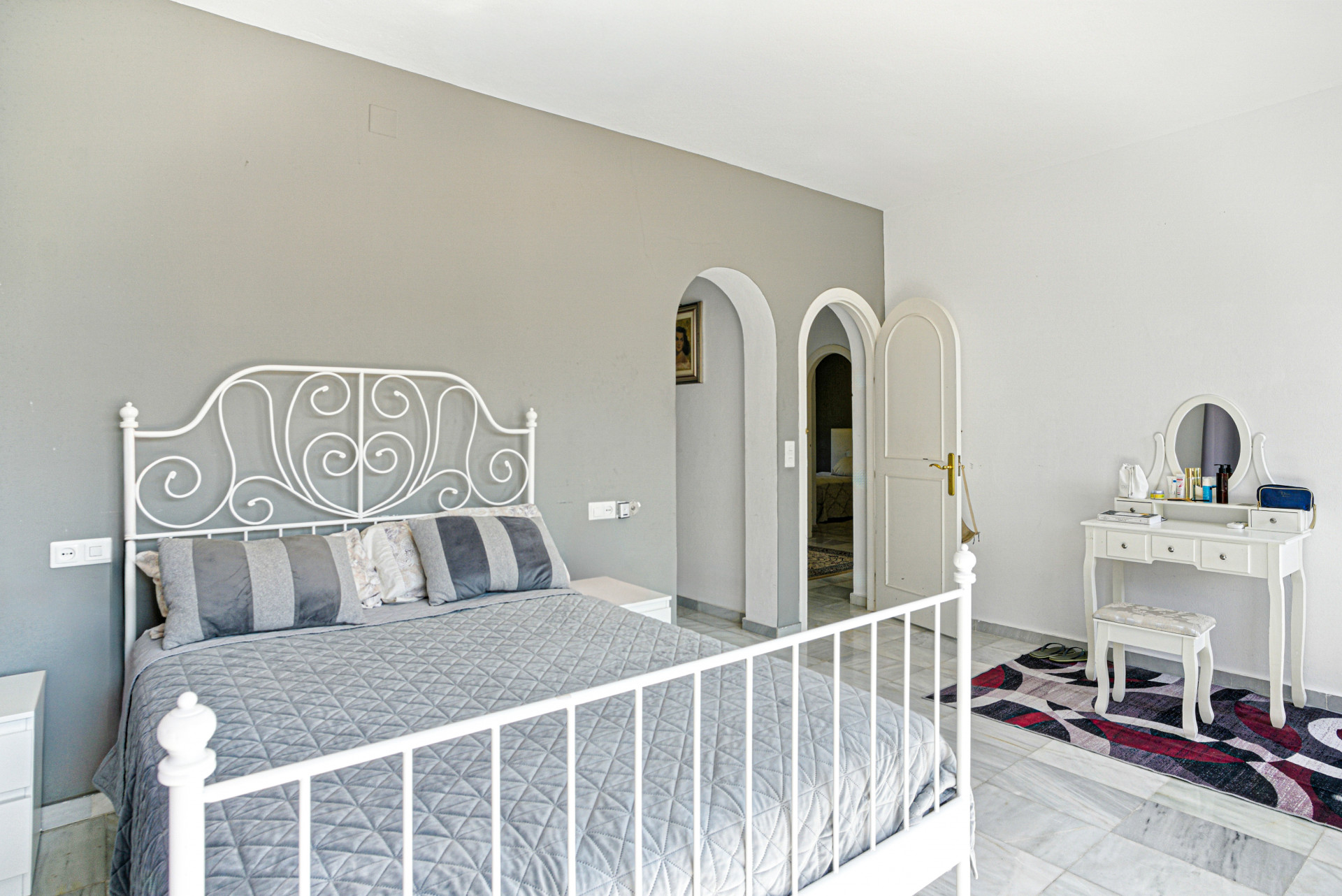 Fantastic opportunity – Four bedroom, south east facing private villa in Hacienda Las Chapas, Marbella