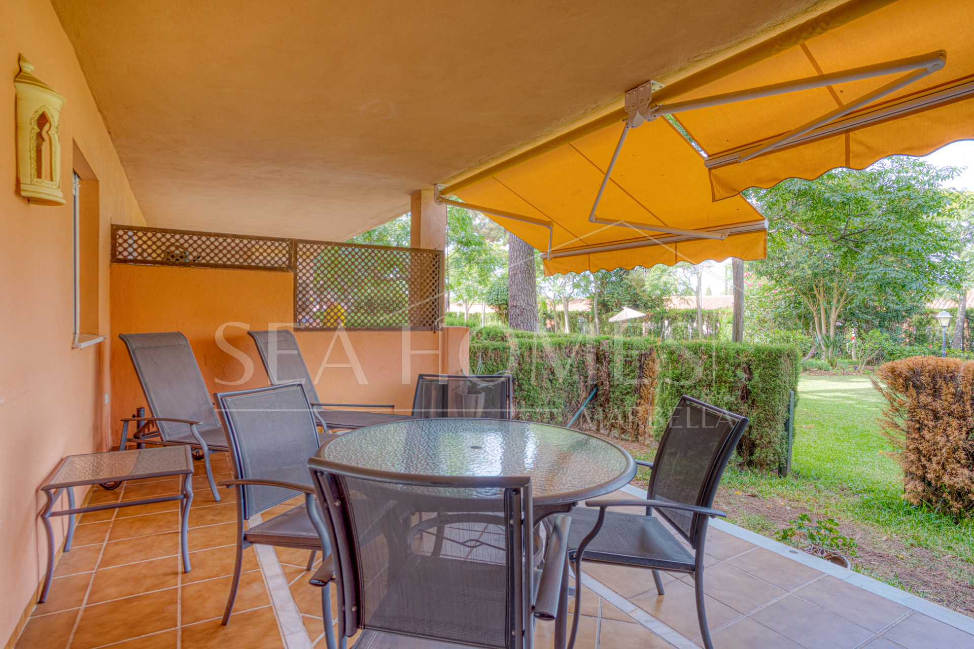 Bright and spacious two bedroom, ground floor apartment located in the prestigious Pino Golf community, Elviria