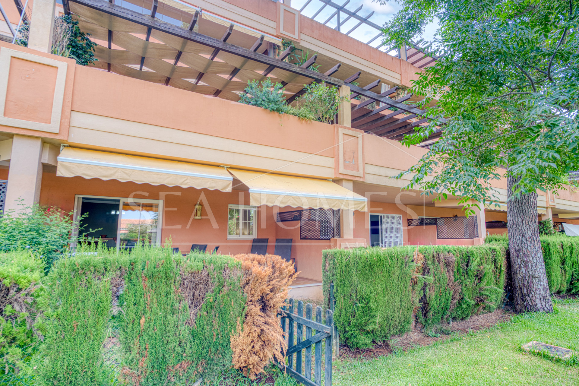 Bright and spacious two bedroom, ground floor apartment located in the prestigious Pino Golf community, Elviria