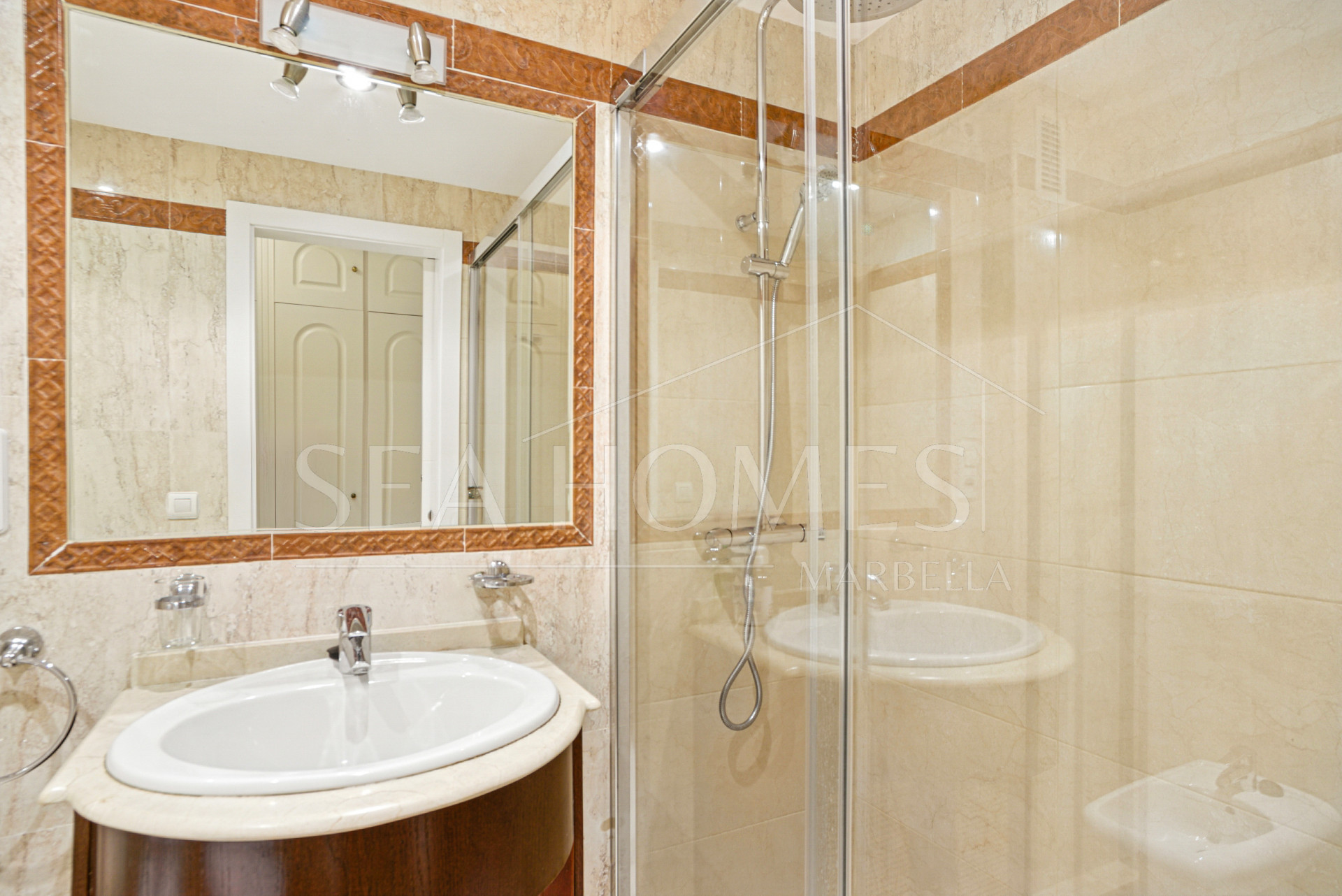 Bright and spacious two bedroom, ground floor apartment located in the prestigious Pino Golf community, Elviria