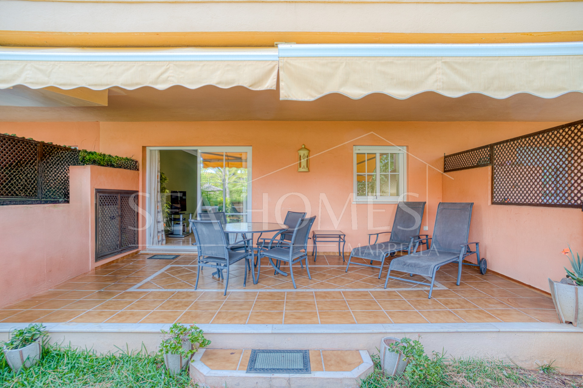 Bright and spacious two bedroom, ground floor apartment located in the prestigious Pino Golf community, Elviria