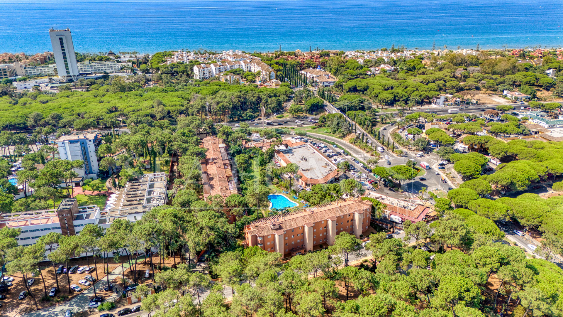 Bright and spacious two bedroom, ground floor apartment located in the prestigious Pino Golf community, Elviria