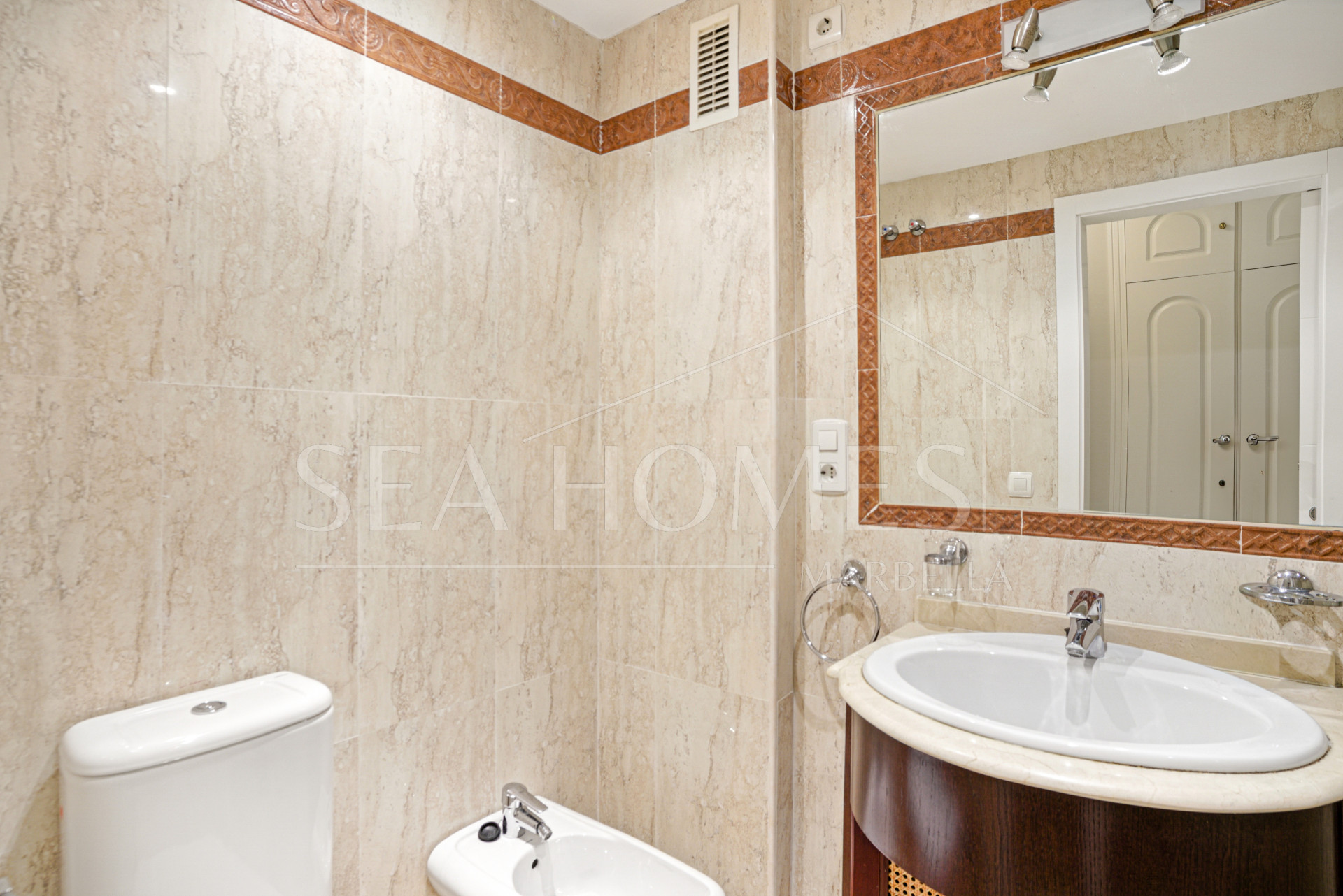 Bright and spacious two bedroom, ground floor apartment located in the prestigious Pino Golf community, Elviria