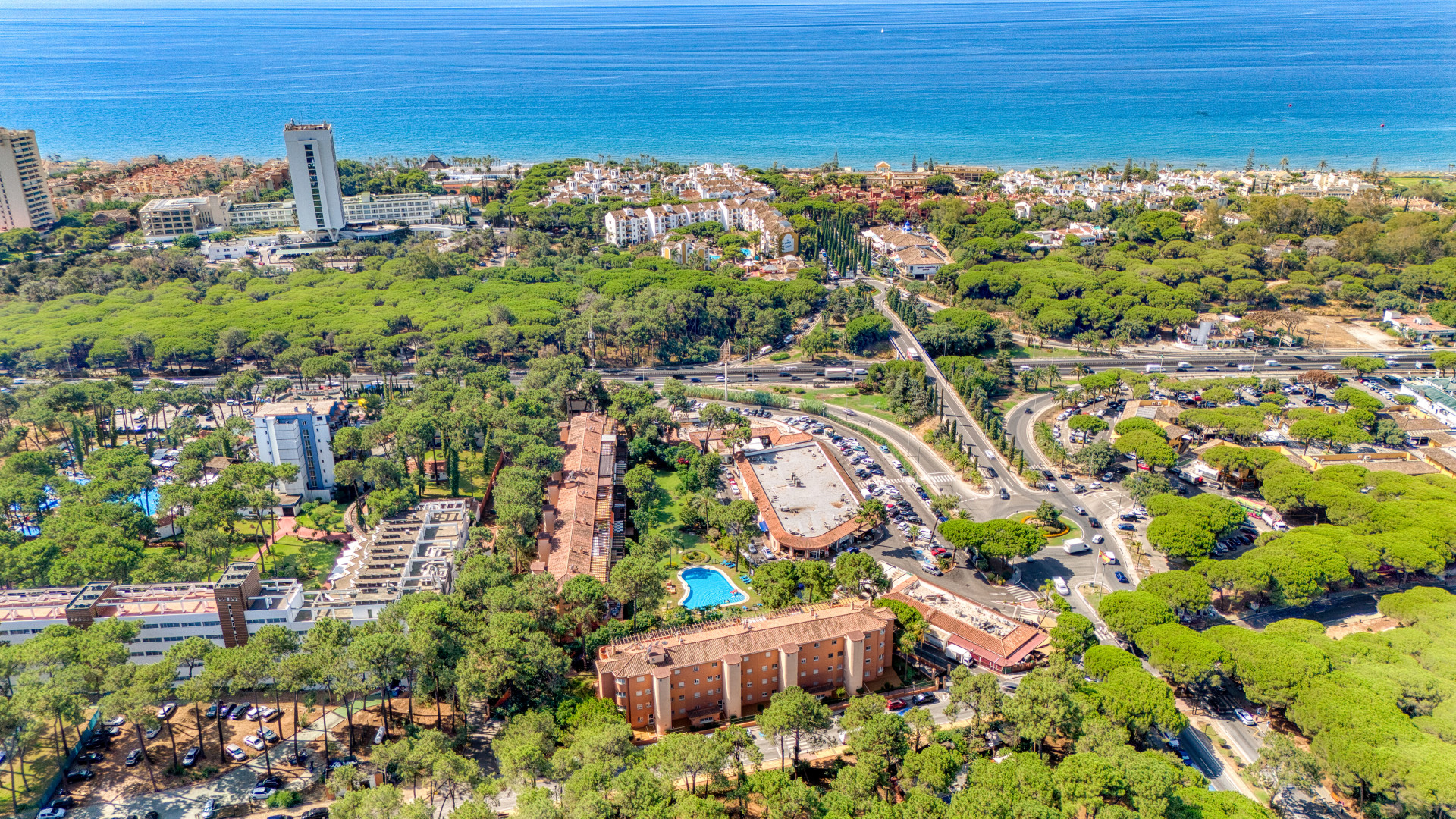 Helles und geräumiges Zwei-Schlafzimmer, Erdgeschoss-Wohnung befindet sich in der renommierten Pino Golf Gemeinde, Elviria