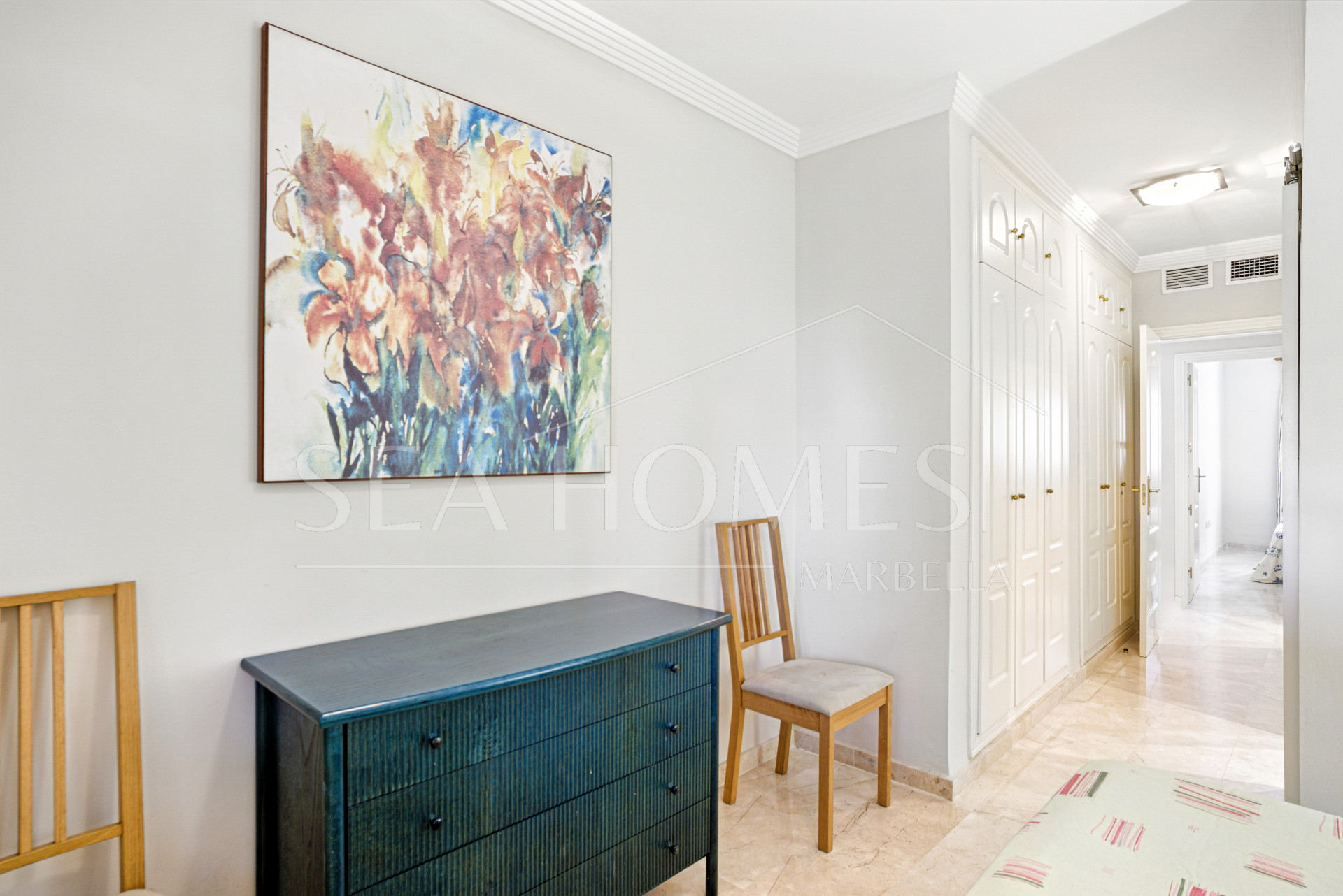 Bright and spacious two bedroom, ground floor apartment located in the prestigious Pino Golf community, Elviria