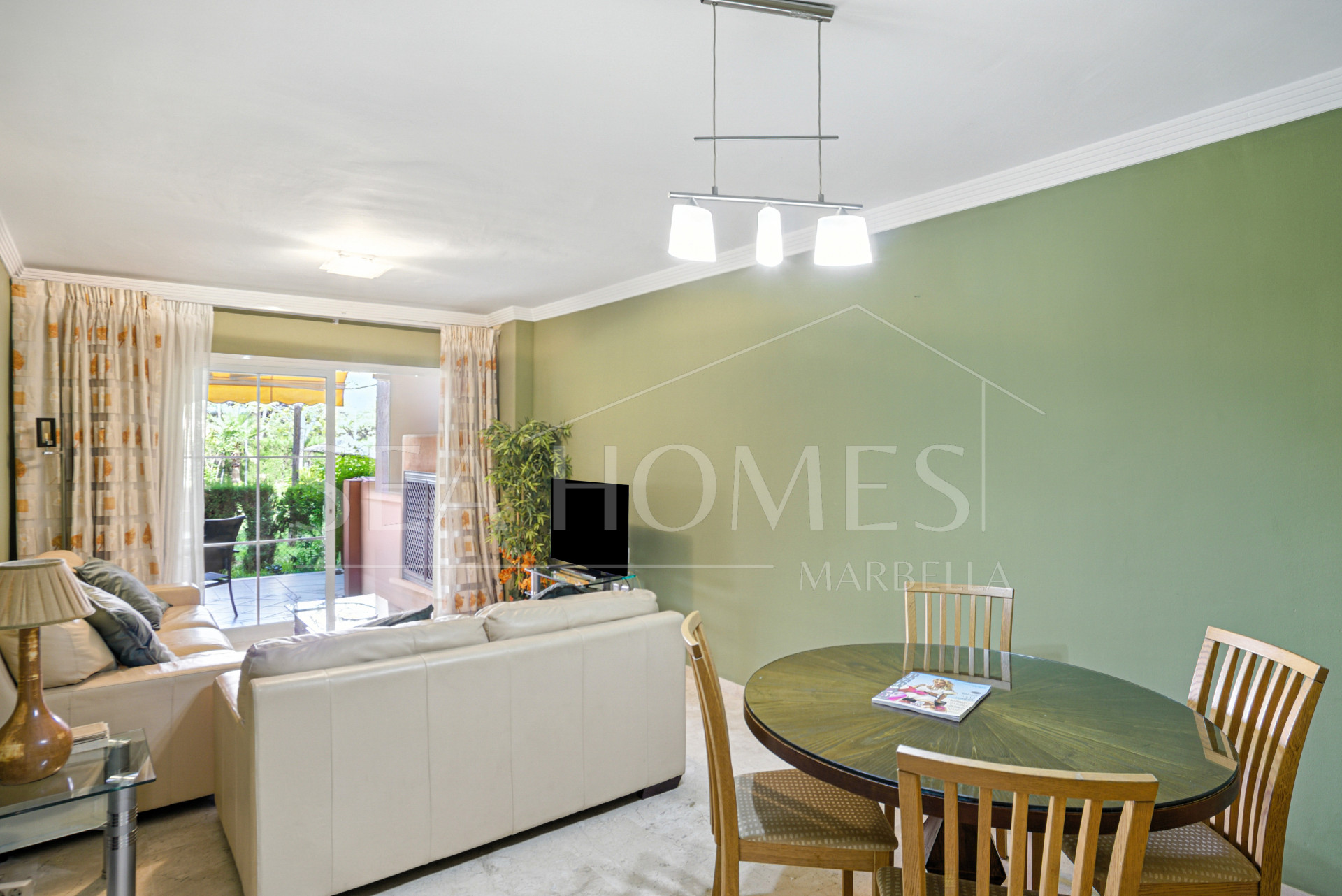 Bright and spacious two bedroom, ground floor apartment located in the prestigious Pino Golf community, Elviria