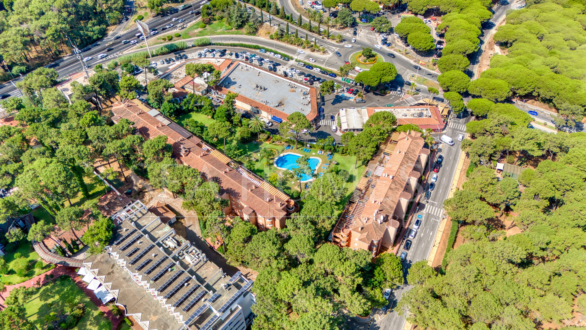 Bright and spacious two bedroom, ground floor apartment located in the prestigious Pino Golf community, Elviria