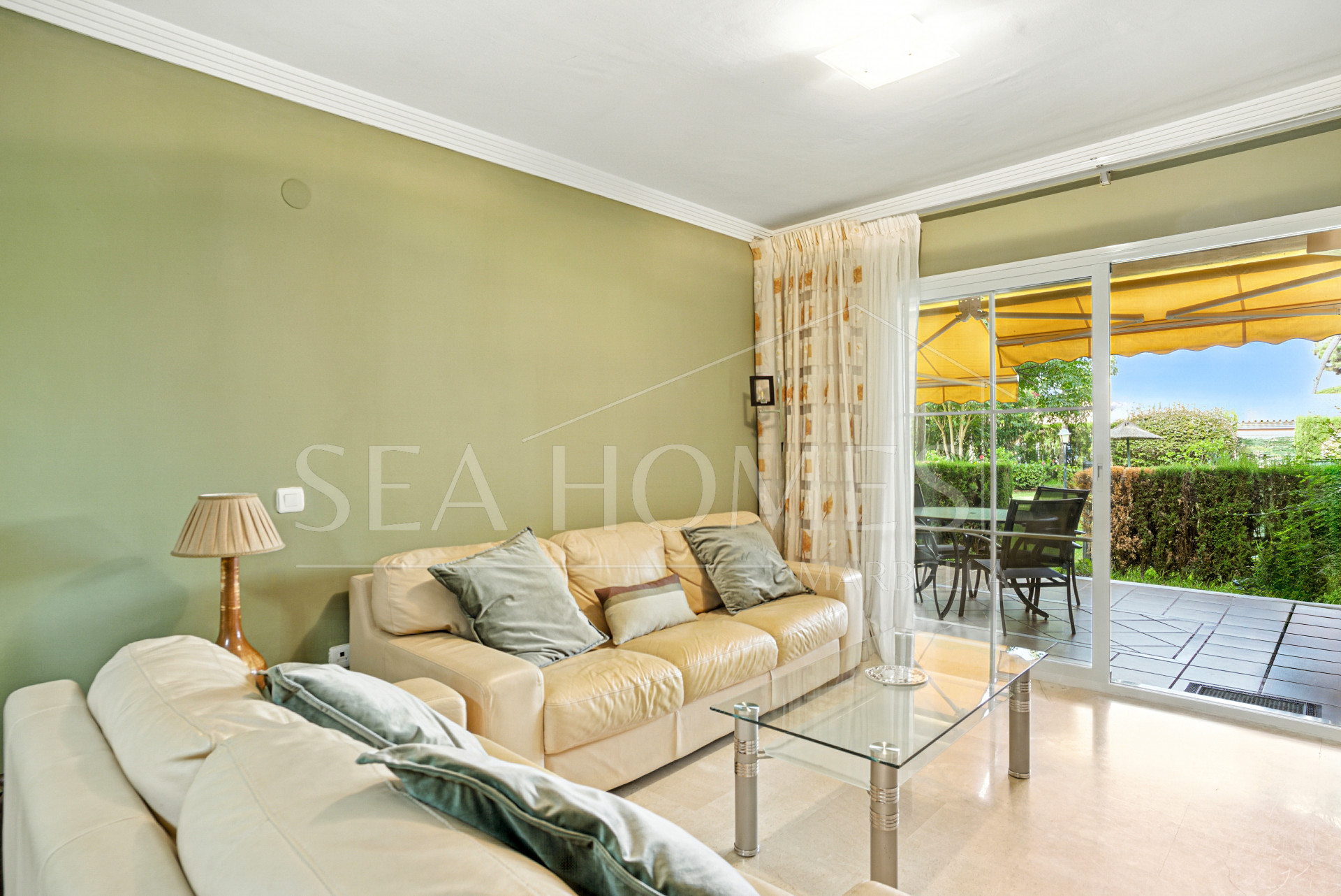 Bright and spacious two bedroom, ground floor apartment located in the prestigious Pino Golf community, Elviria