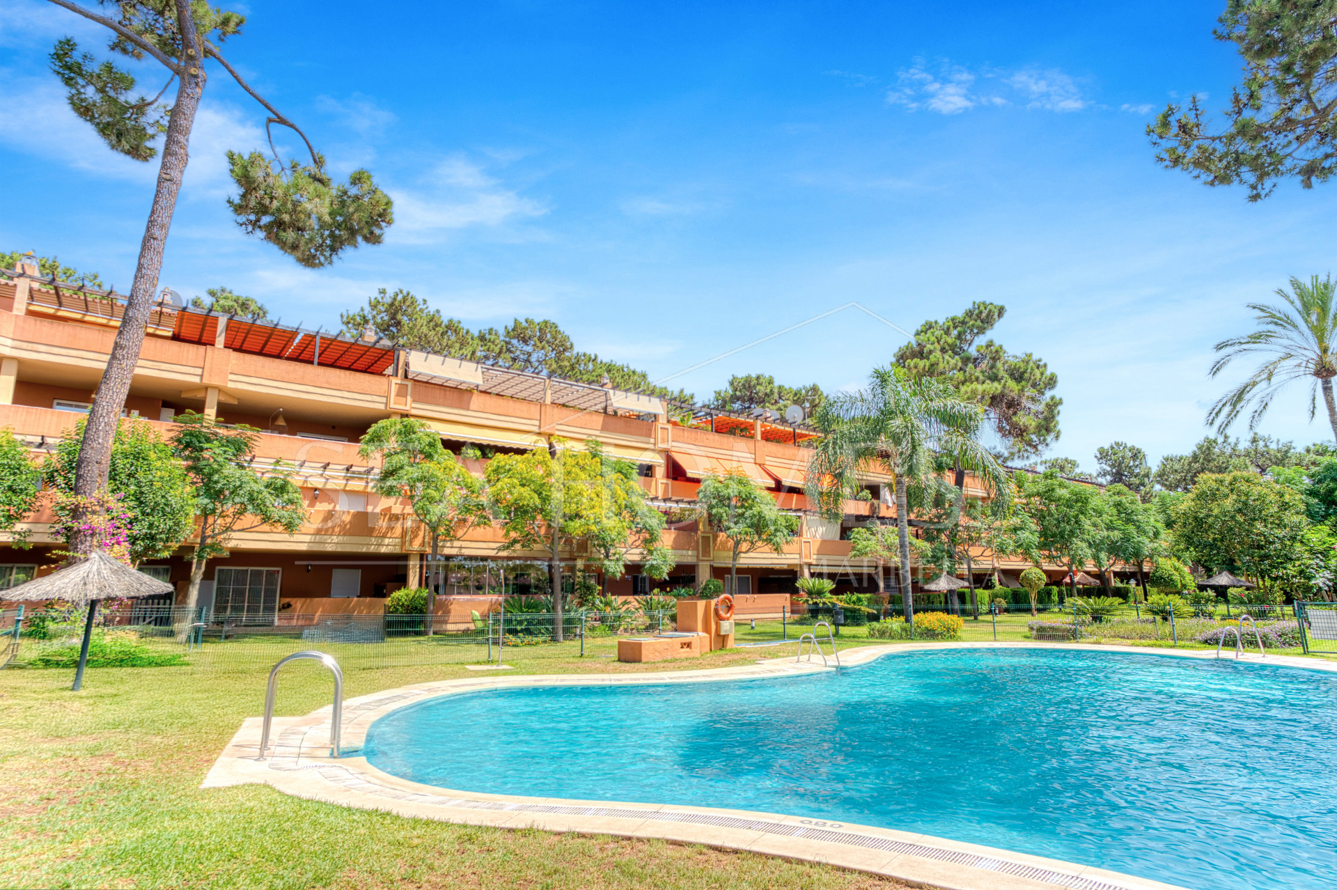 Bright and spacious two bedroom, ground floor apartment located in the prestigious Pino Golf community, Elviria