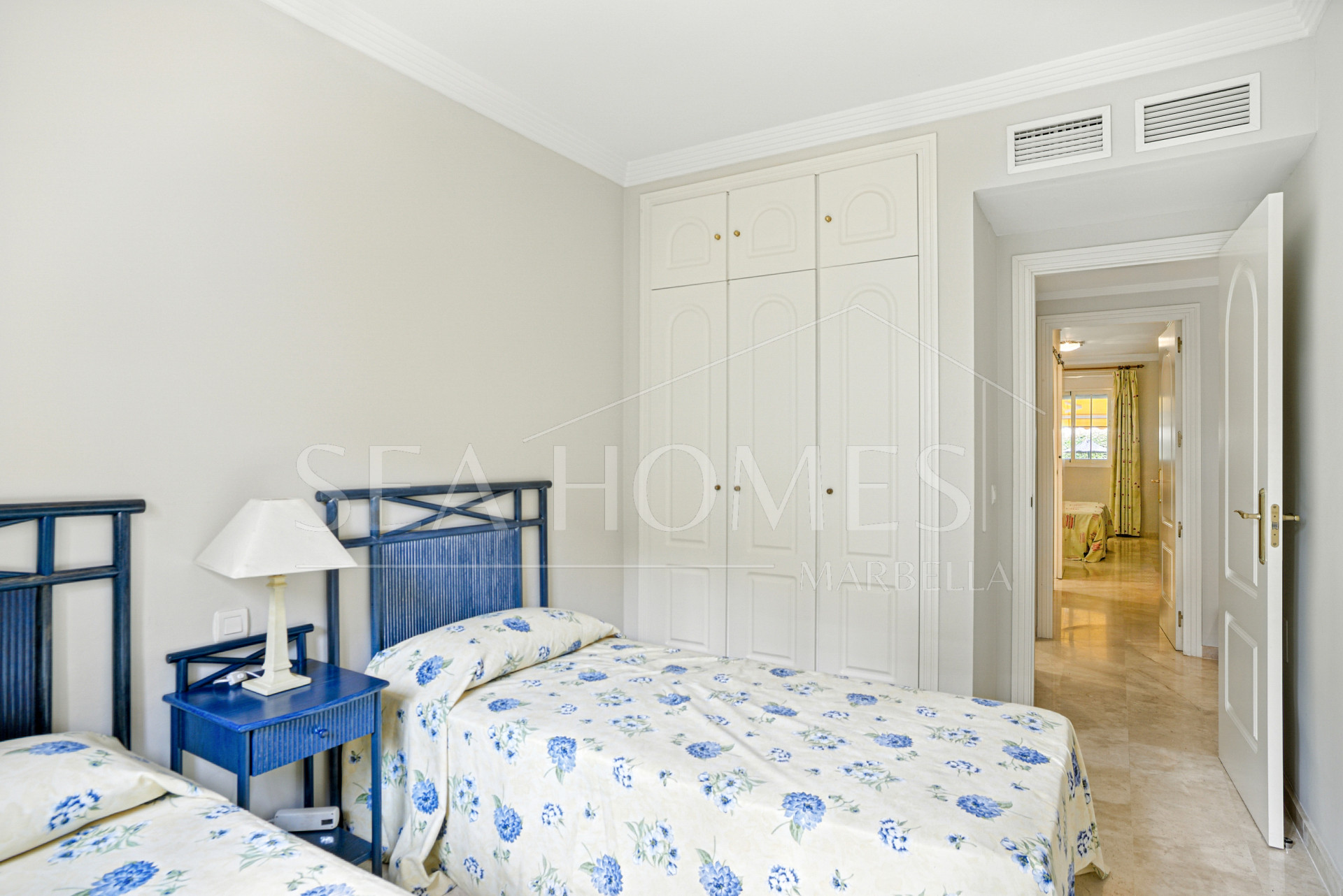 Bright and spacious two bedroom, ground floor apartment located in the prestigious Pino Golf community, Elviria