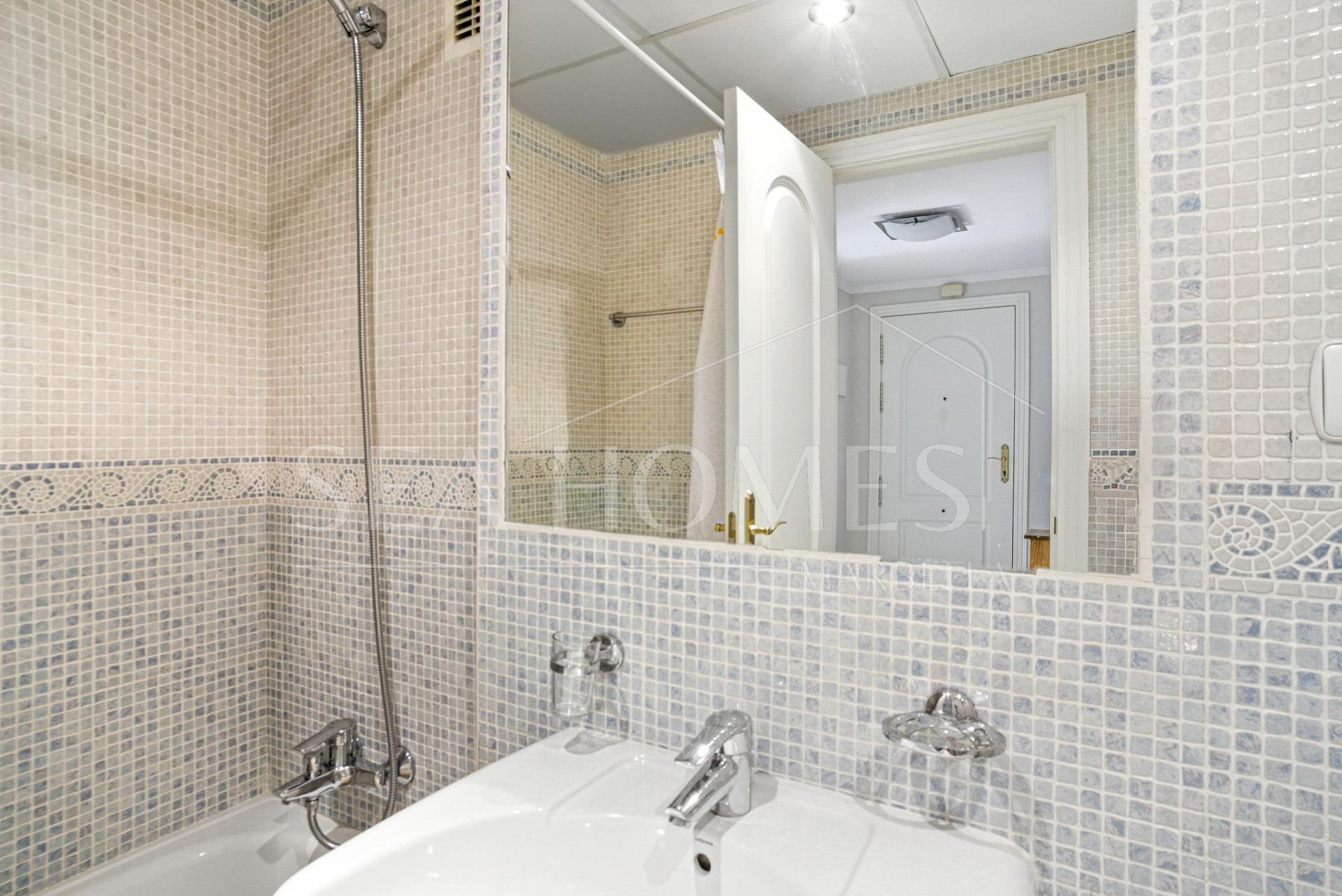 Bright and spacious two bedroom, ground floor apartment located in the prestigious Pino Golf community, Elviria