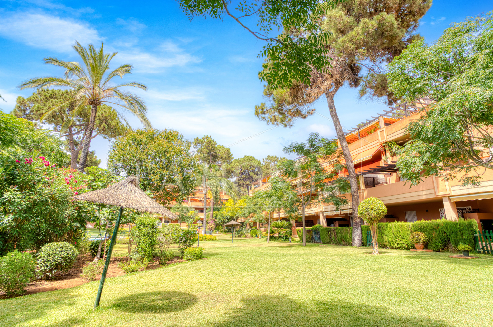 Bright and spacious two bedroom, ground floor apartment located in the prestigious Pino Golf community, Elviria