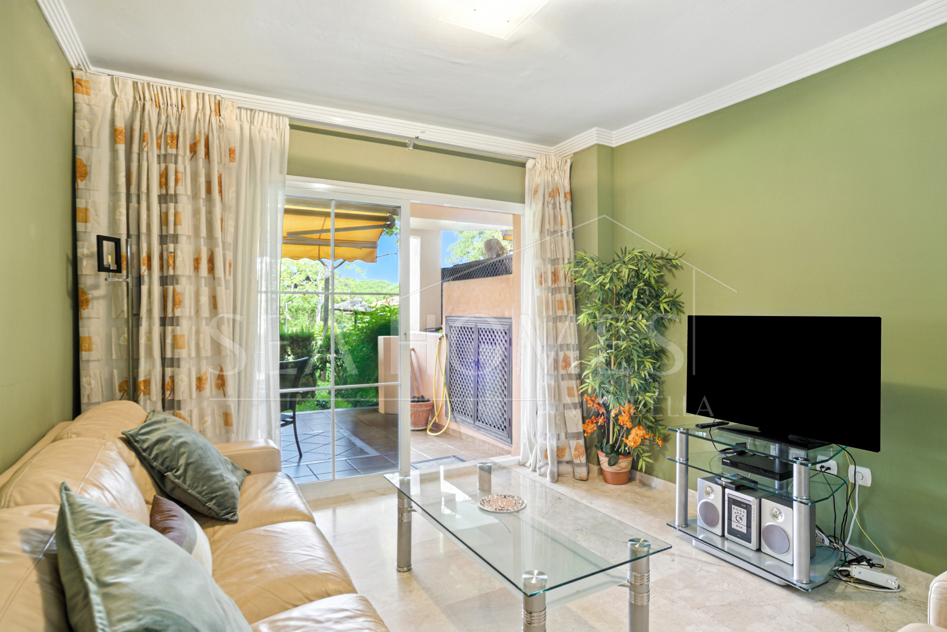 Bright and spacious two bedroom, ground floor apartment located in the prestigious Pino Golf community, Elviria