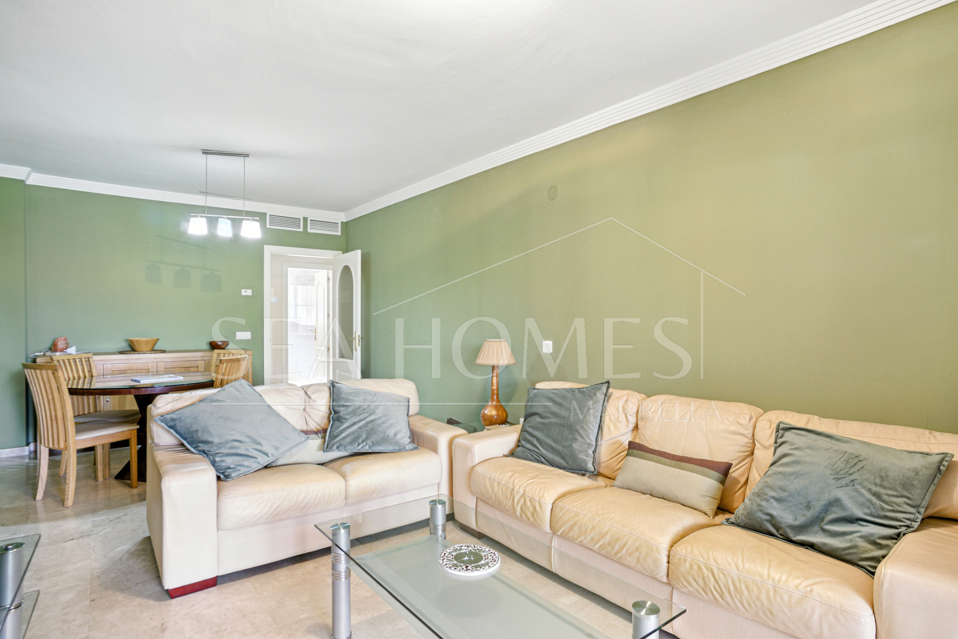 Bright and spacious two bedroom, ground floor apartment located in the prestigious Pino Golf community, Elviria