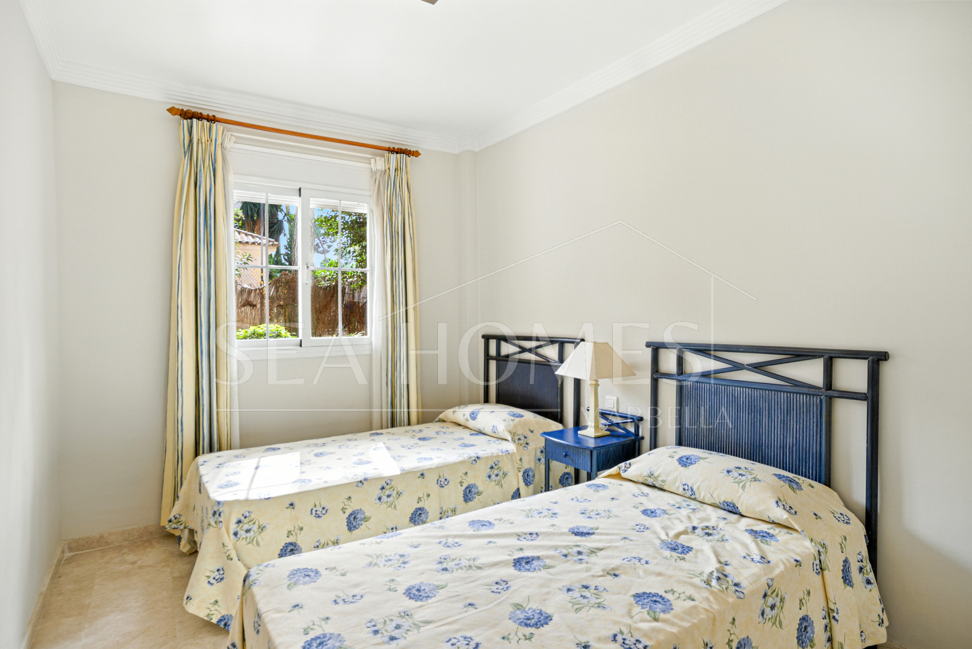 Bright and spacious two bedroom, ground floor apartment located in the prestigious Pino Golf community, Elviria