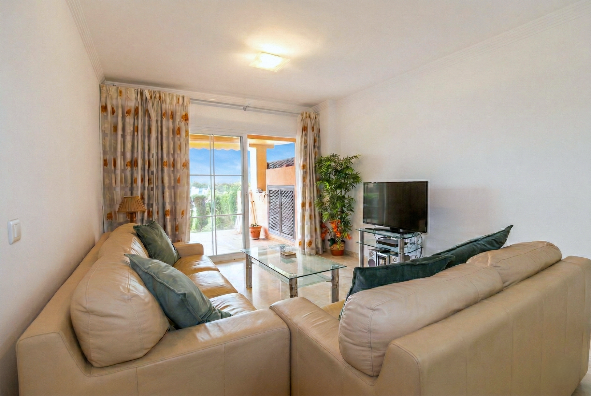Bright and spacious two bedroom, ground floor apartment located in the prestigious Pino Golf community, Elviria