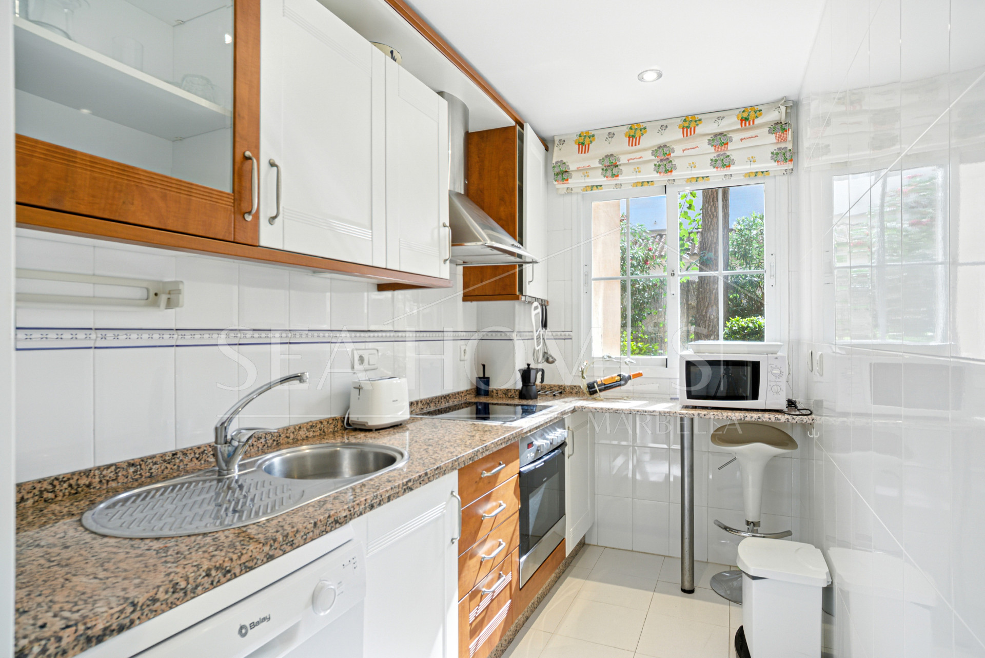 Bright and spacious two bedroom, ground floor apartment located in the prestigious Pino Golf community, Elviria