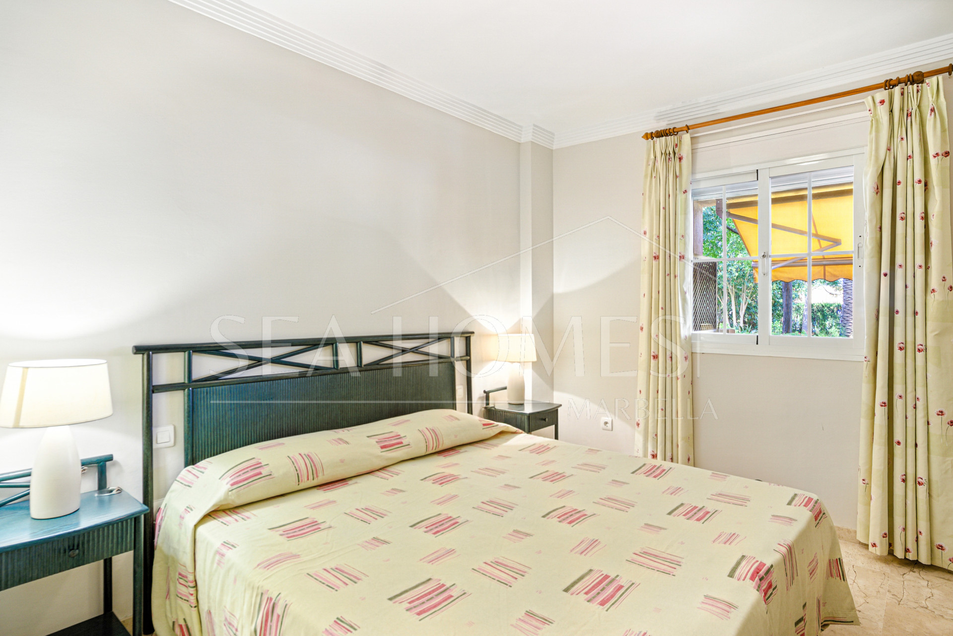 Bright and spacious two bedroom, ground floor apartment located in the prestigious Pino Golf community, Elviria